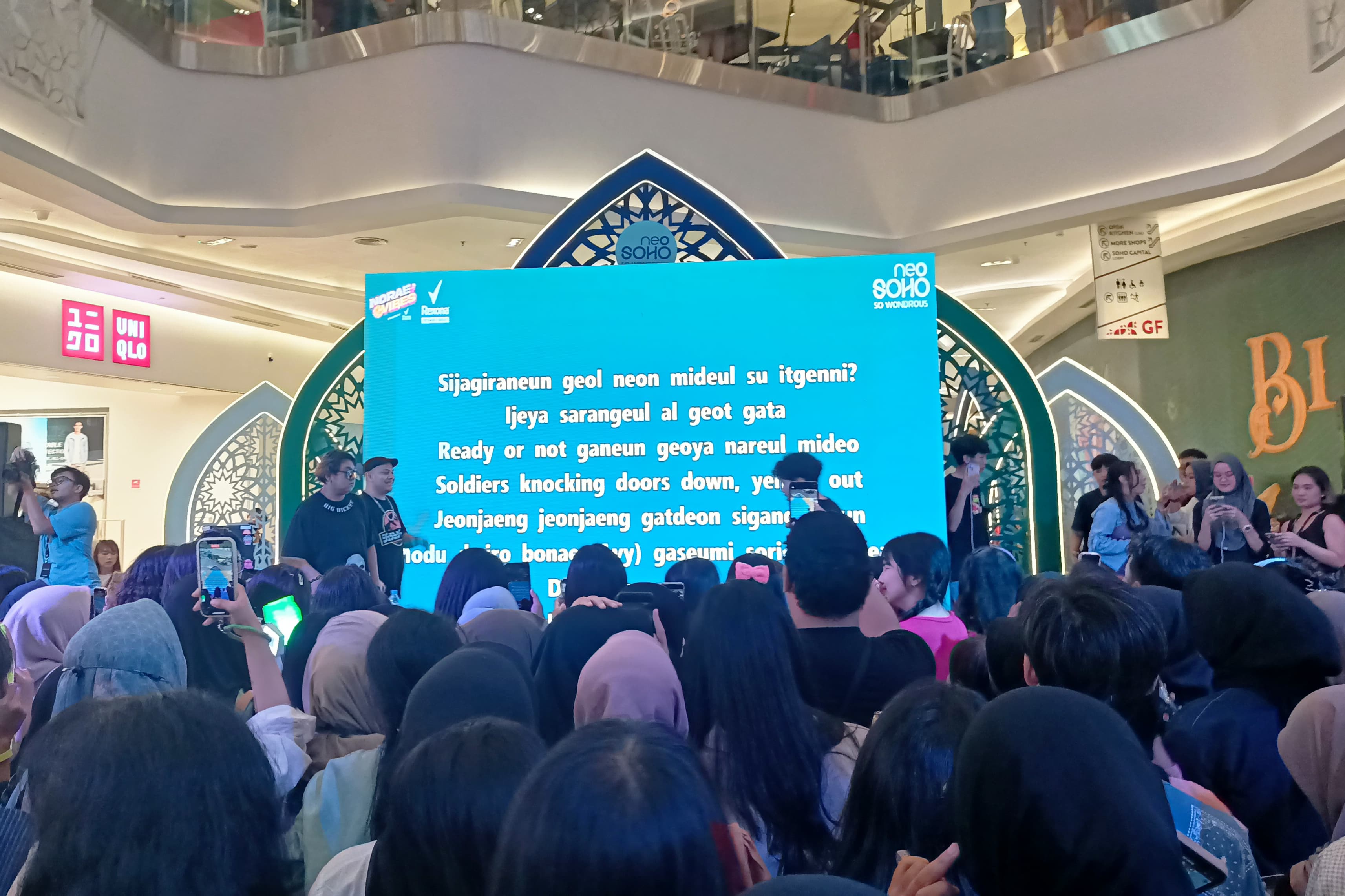 Noraebang lagu-lagu hits K-Pop disertai lirik, pengunjung tak perlu bingung. (Dok. pribadi/Indah Ramadhani)
