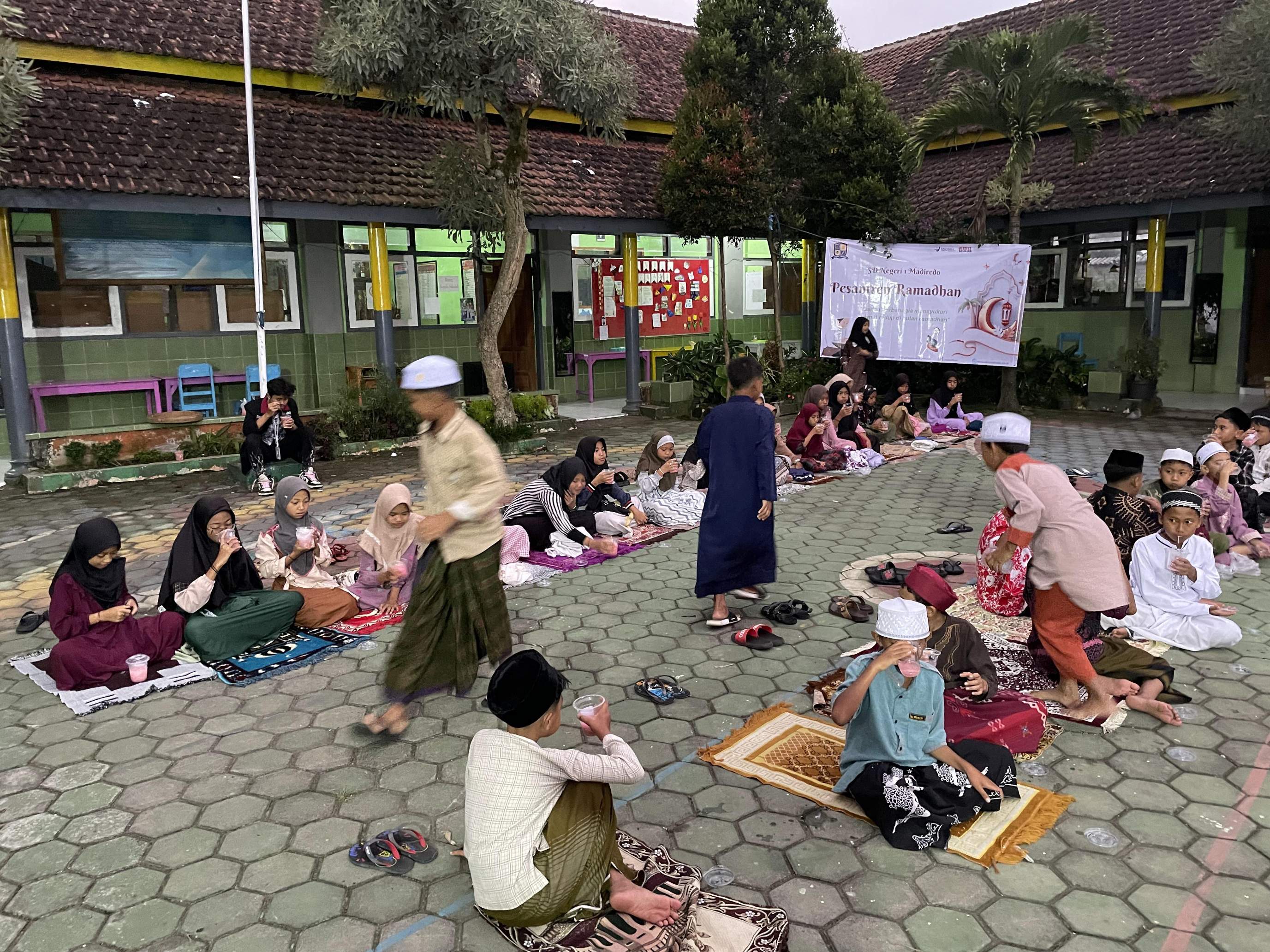 Buka bersama dengan siswa dan tenaga pengajar SDN Madiredo 01