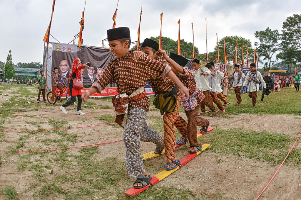 Gambar Permainan Tradisional Indonesia: Lomba Bakiak