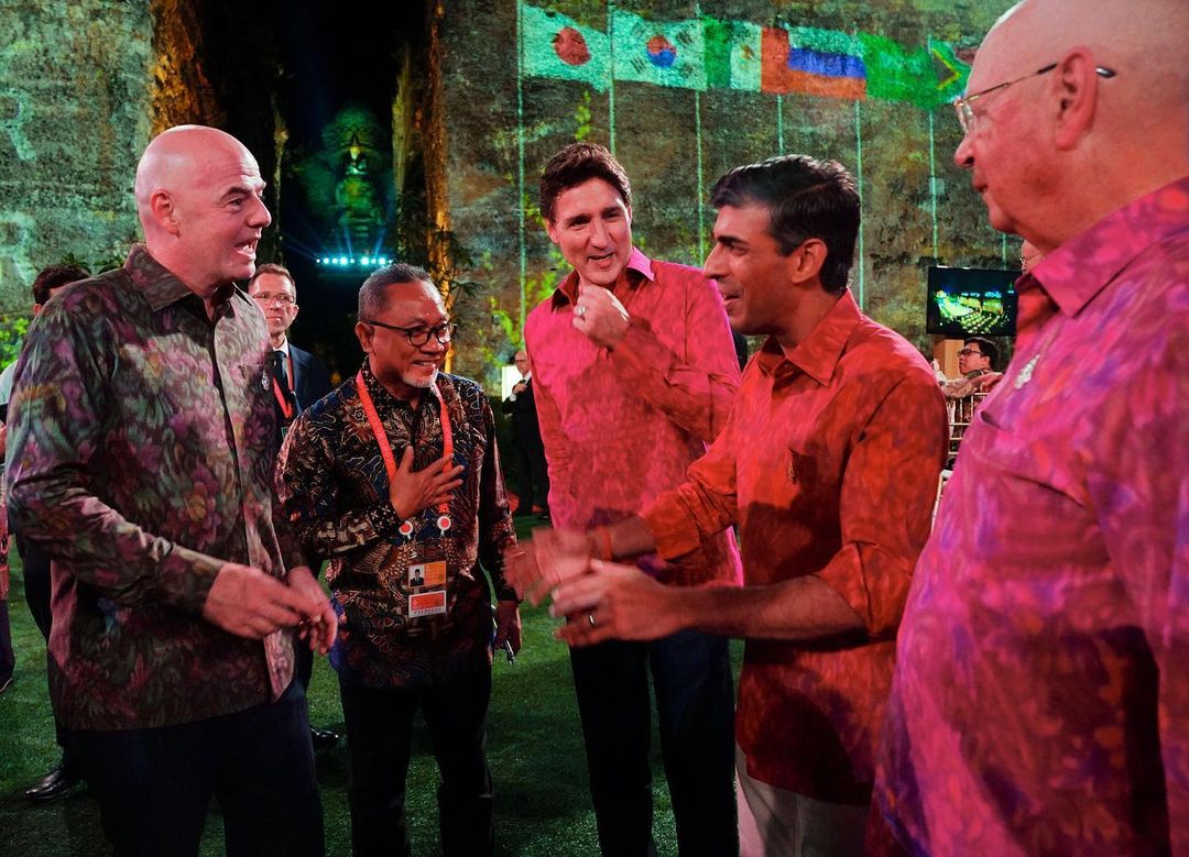 Dari kiri ke kanan terdapat Presiden FIFA, Perdana Menteri Kanada, Perdana Menteri Inggris, dan Ketua Forum Ekonomi Dunia memakai kemeja endek di G20. Foto: Instagram @zul.hasan