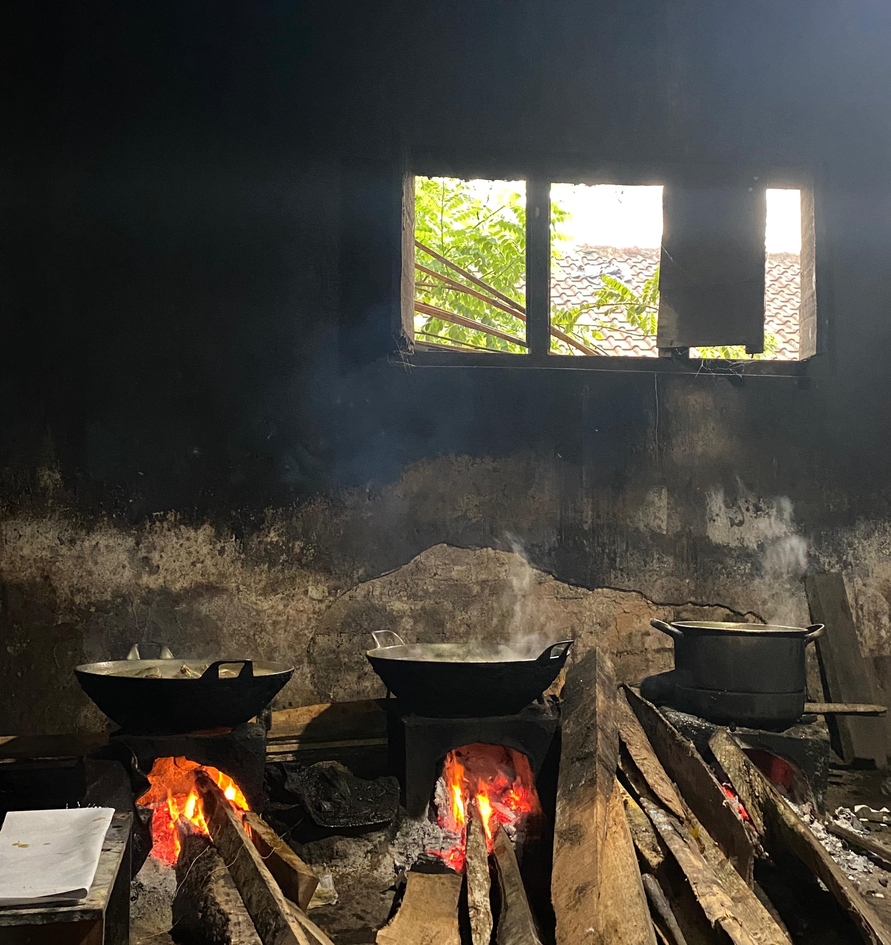 Tiga tungku kayu bakar dengan panci dan wajan berisi opor bebek. Sumber: Arsip pribadi.