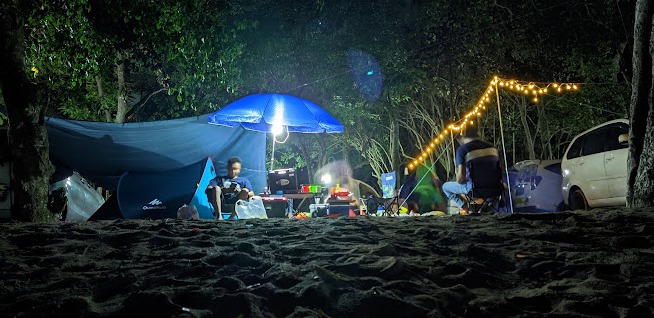 Kamping salah satu aktivitas yang bisa dilakukan di Pantai Kondang Merak