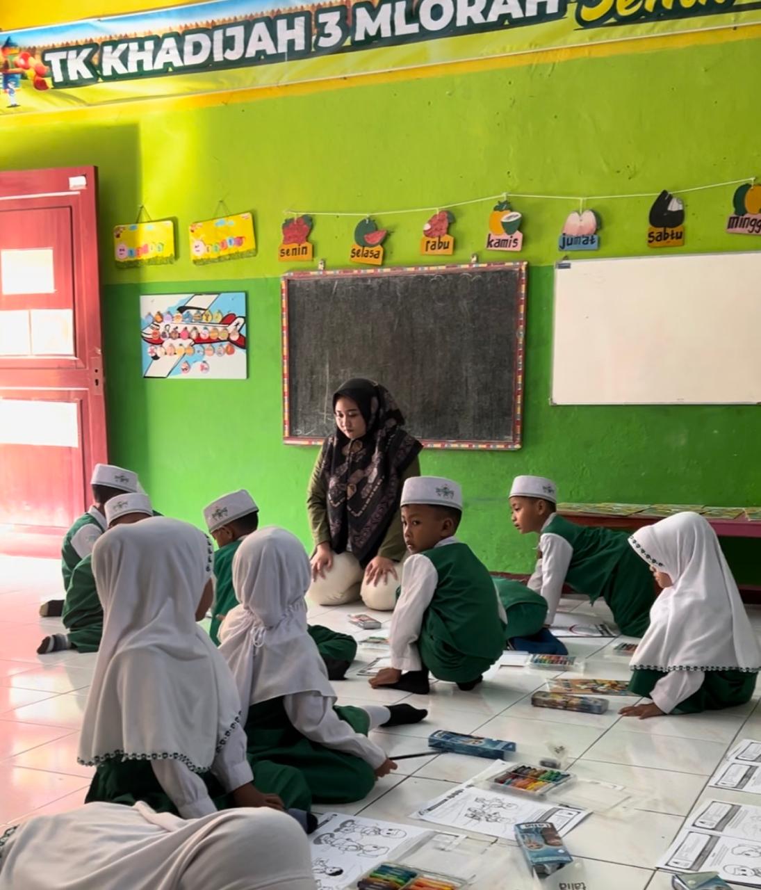 Mahasiswa KKNT MBKM mewarnai bersama adik-adik TK Khadijah Foto: Dokumentasi Pribadi