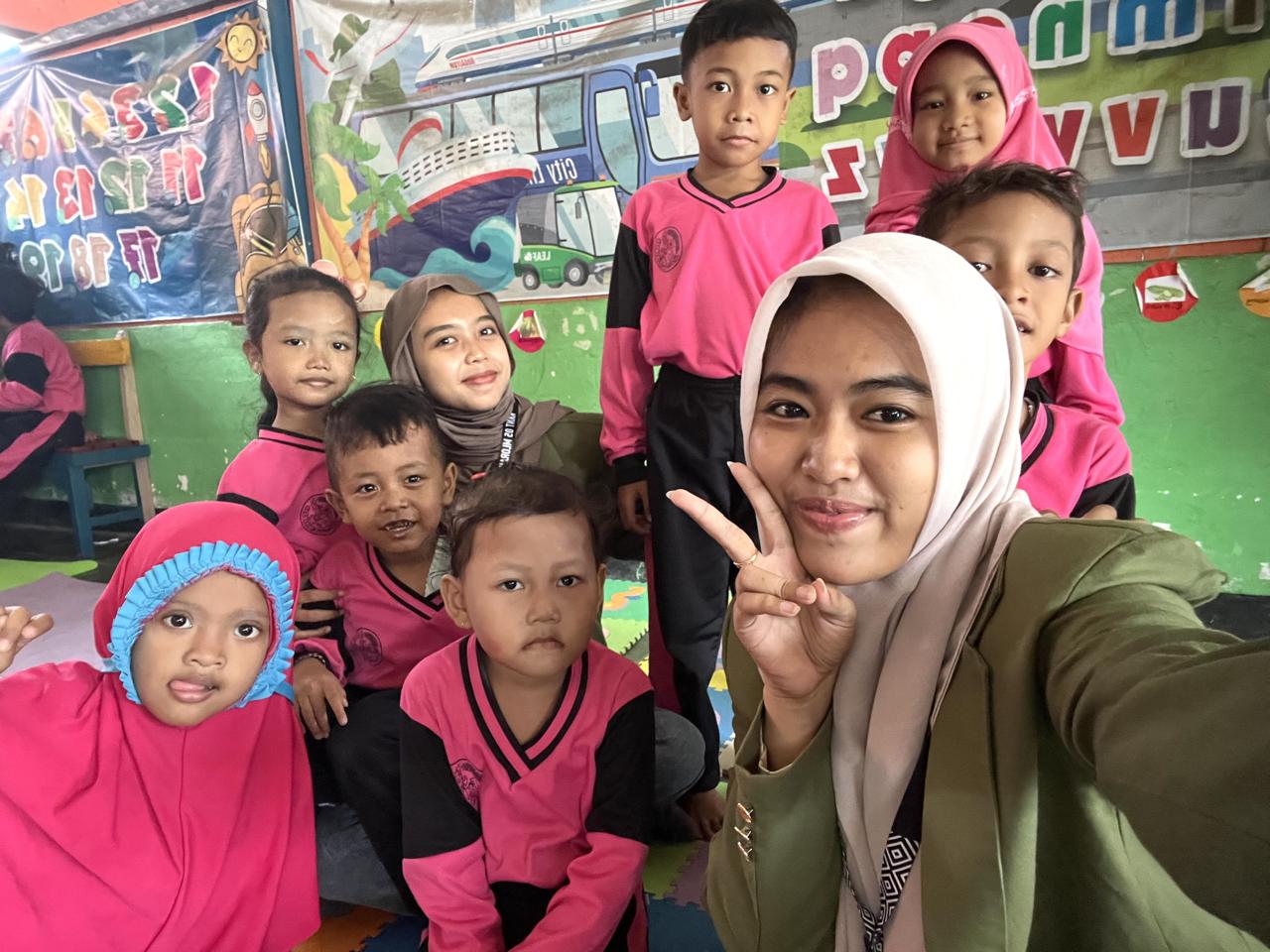 Mahasiswa KKNT MBKM berfoto bersama adik-adik TK Dharma Wanita Mlorah 3 Foto: Dokumentasi Pribadi