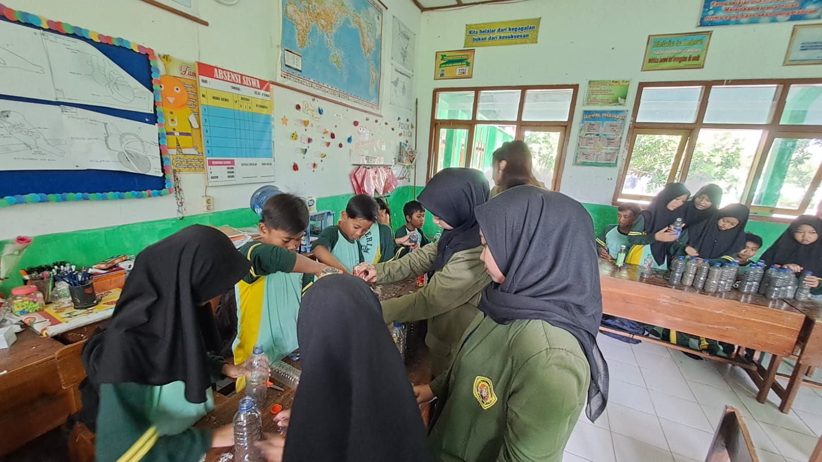 Mahasiswa KKNT MBKM belajar prakarya bersama adik-adik SDN 3 Mlorah, Desa Mlorah, Kec. Rejoso, Kab. Nganjuk Foto: Dokumentasi Pribadi