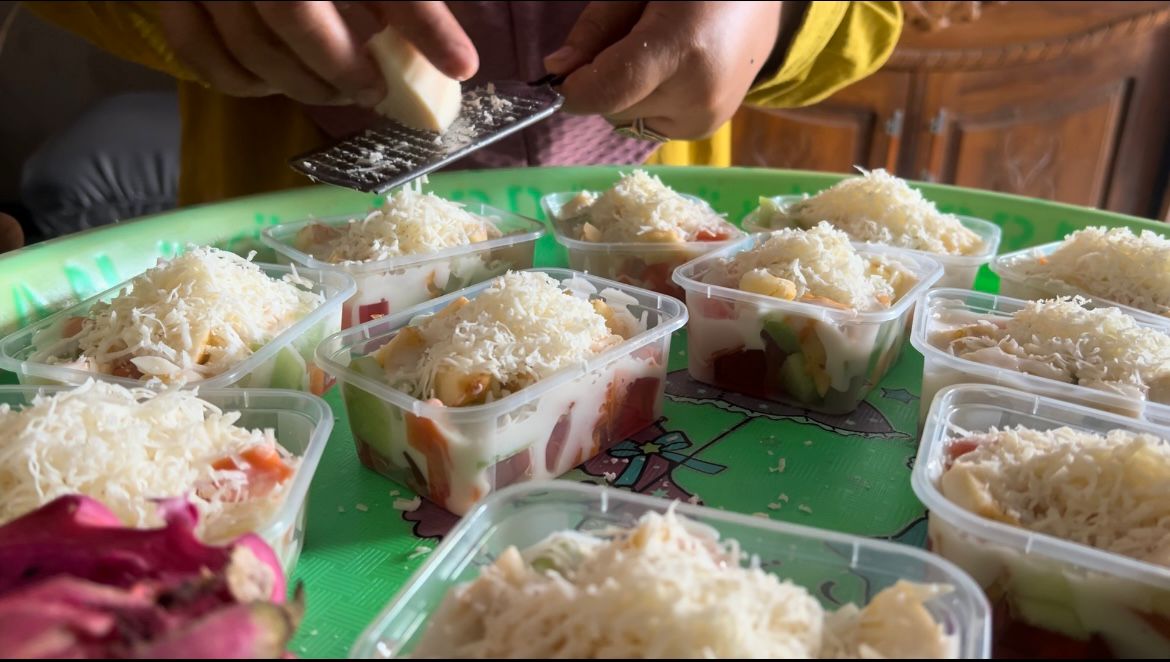 Proses Pembuatan Salad Buah oleh UMKM Desa Mlorah Foto: Dokumentasi Pribadi