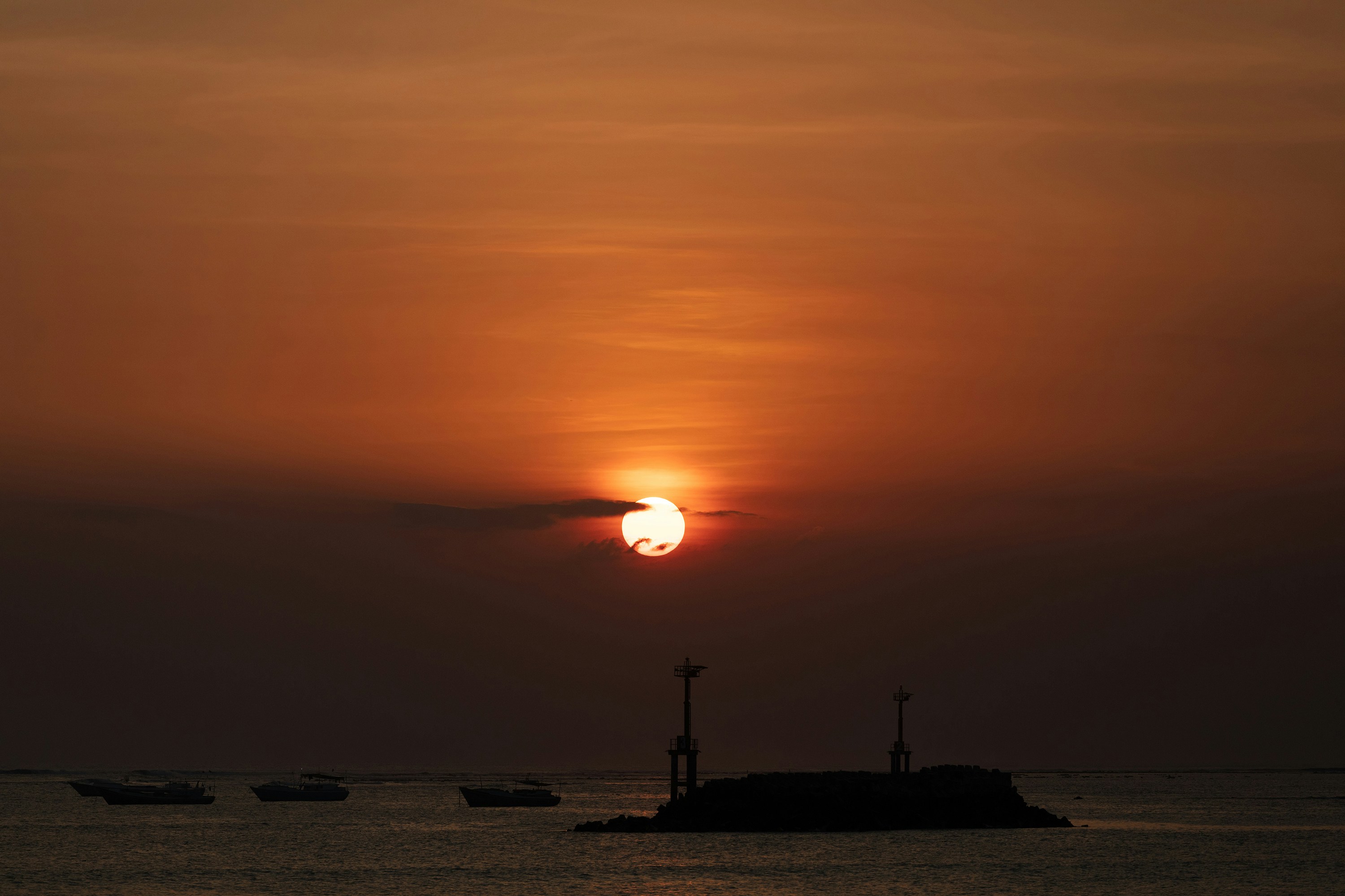 Menikmati Sunset di Muaya Jimbaran. (Unsplash/Vilaysing Khamkéo)