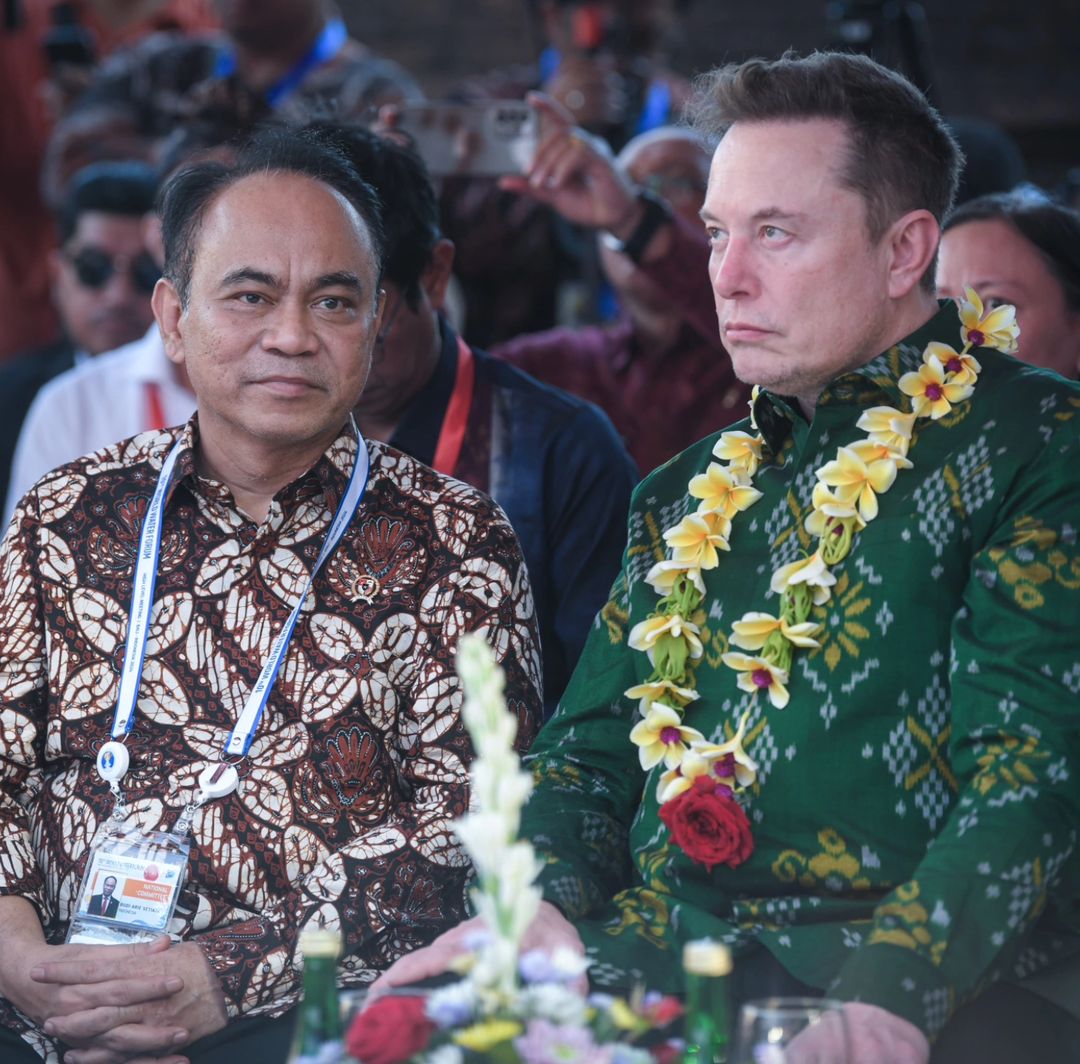 Menteri Komunikasi dan Informatika Budi Arie Setiadi dan Elon Musk saat peluncuran Starlink di Bali. Foto: Instagram @budieariesetiadi