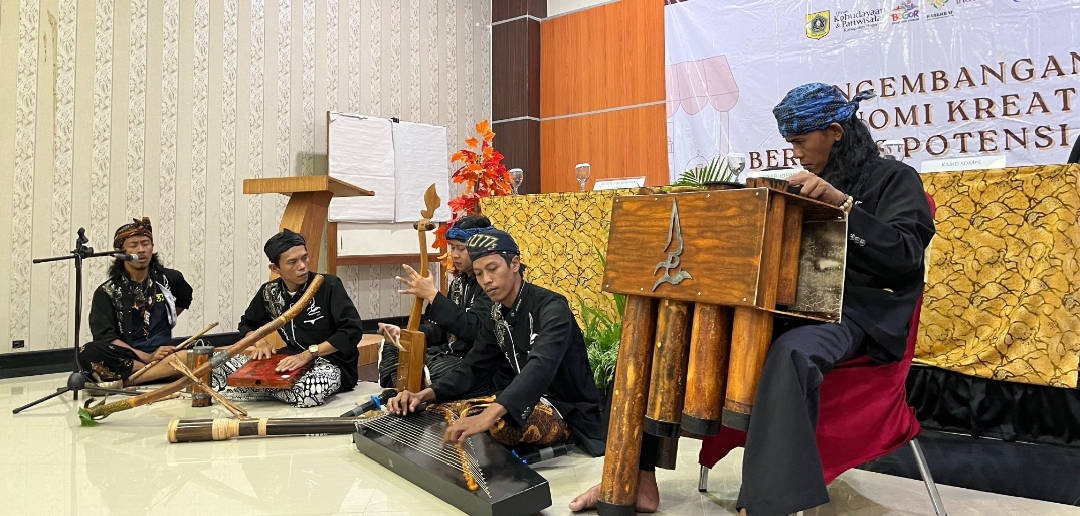 Pharaswara Etnika menampilkan musik etnik kolaborasi di acara Disbudpar Kabupaten Bogor bertempat di Hotel Gumilang, Puncak, Bogor. | Sumber: Dok. pribadi Belgi Alhuda