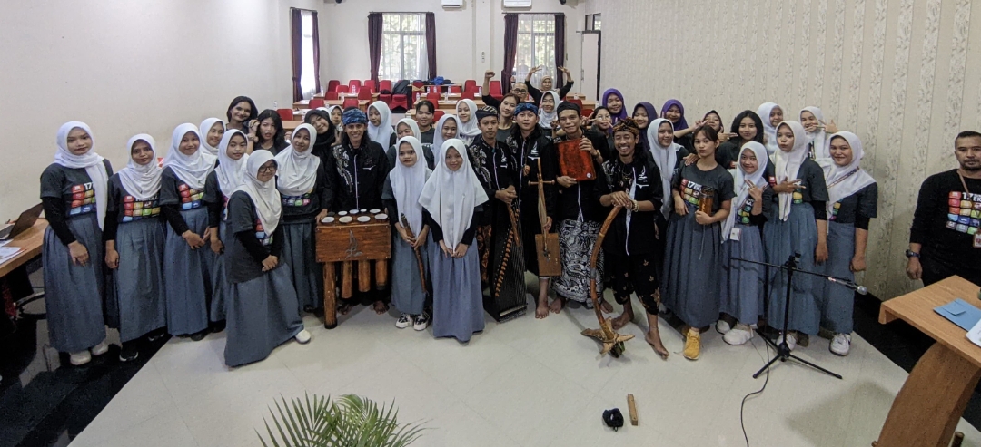 Pharaswara Etnika saat Live Performance di Acara Disbudpar Kabupaten Bogor bertempat di Hotel Gumilang, Puncak, Bogor | Sumber: Dok. pribadi Belgi Alhuda