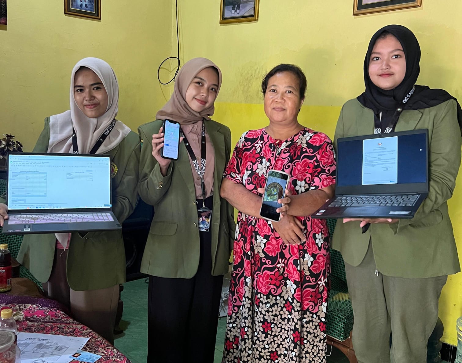 Mahasiswa KKN-T MBKM UPNVJT Kelompok 05 Membantu UMKM “Kripis Bunik” di Desa Mlorah Foto: Dokumentasi Pribadi