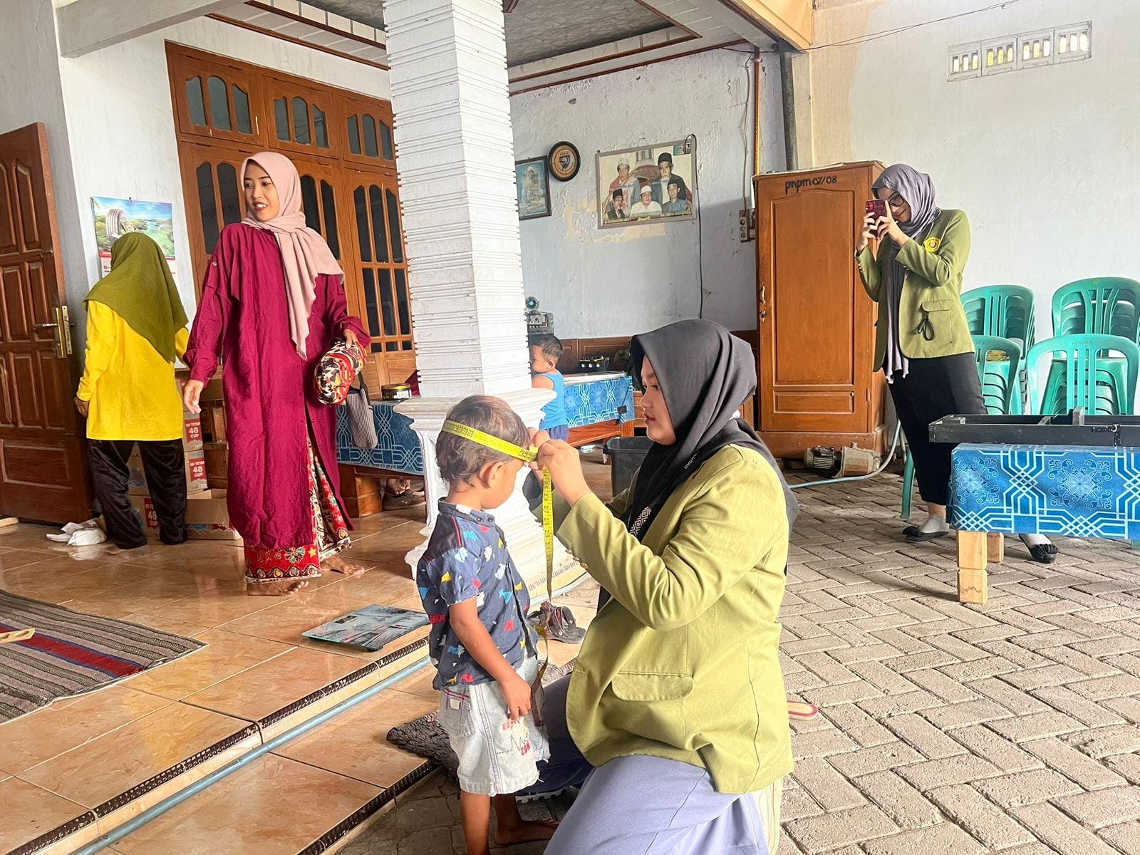 Mahasiswa KKNT UPNVJT Membantu Pelayanan Pengecekan Balita Foto: Dokumentasi Pribadi