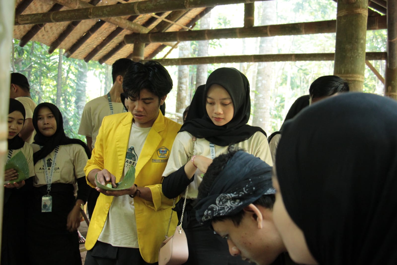 Pembuatan jajan klepon oleh beberapa tamu 
