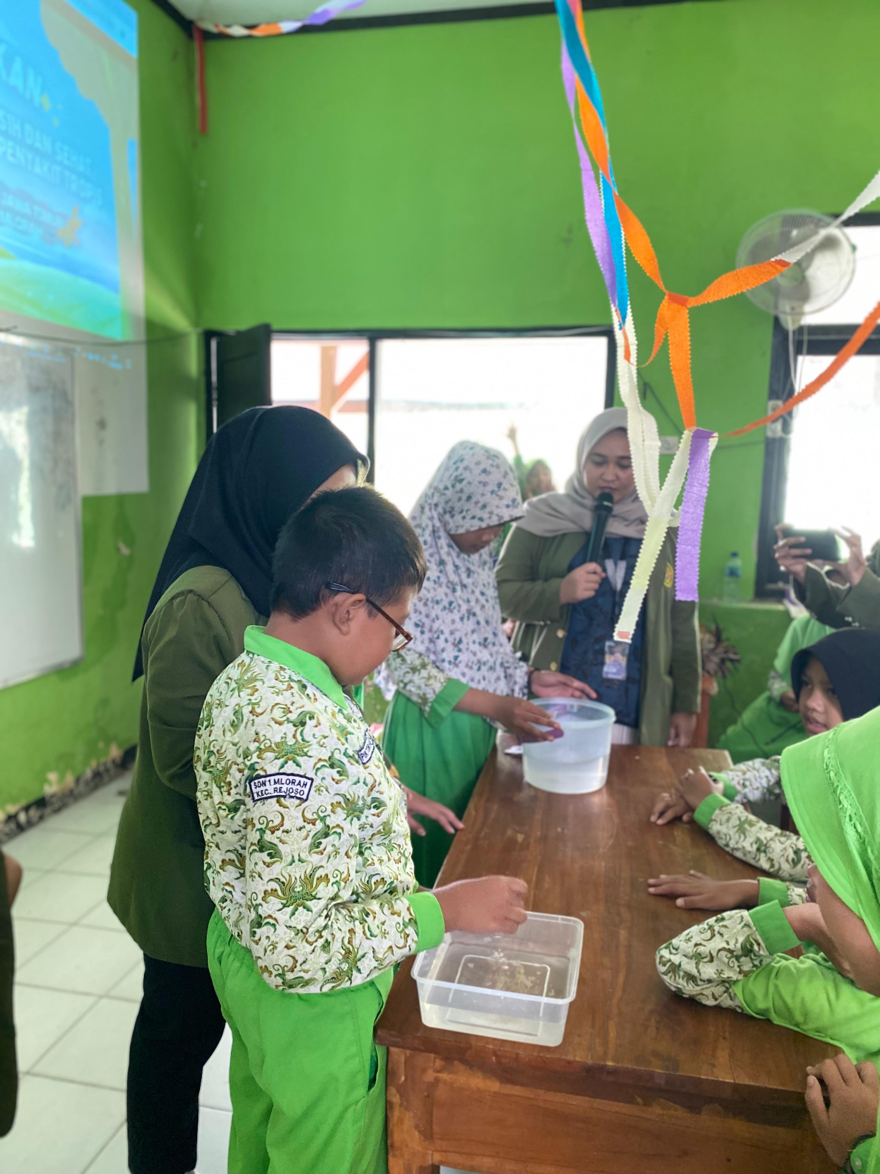 Praktek Menabur Bubuk Abate oleh Siswa-Siswi SDN 1 Mlorah Foto: Dokumentasi Pribadi