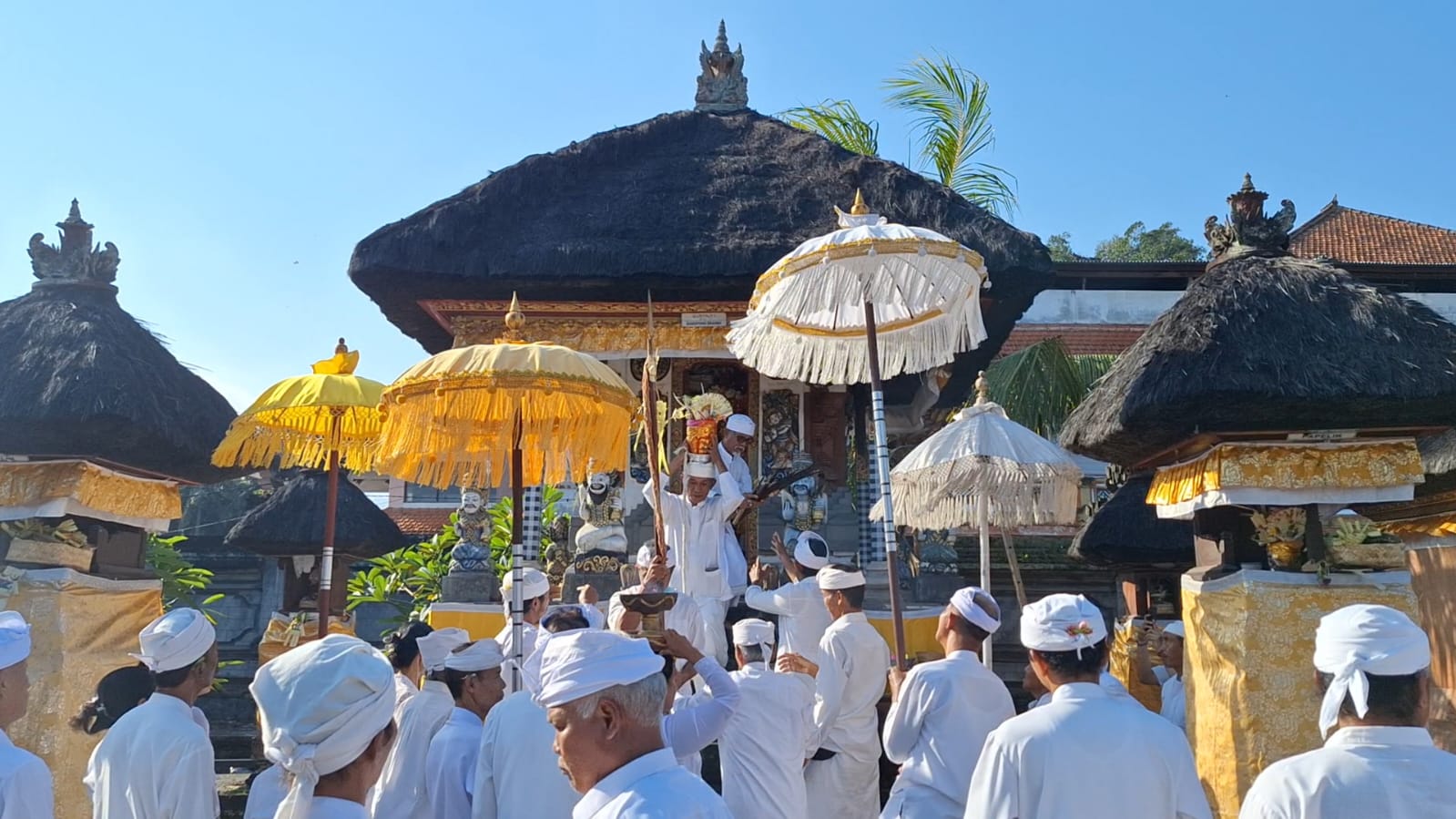 Prosesi Nurunang Ida Bhatara di Palinggih Gedong Desa. Foto: Dokumentasi Pribadi