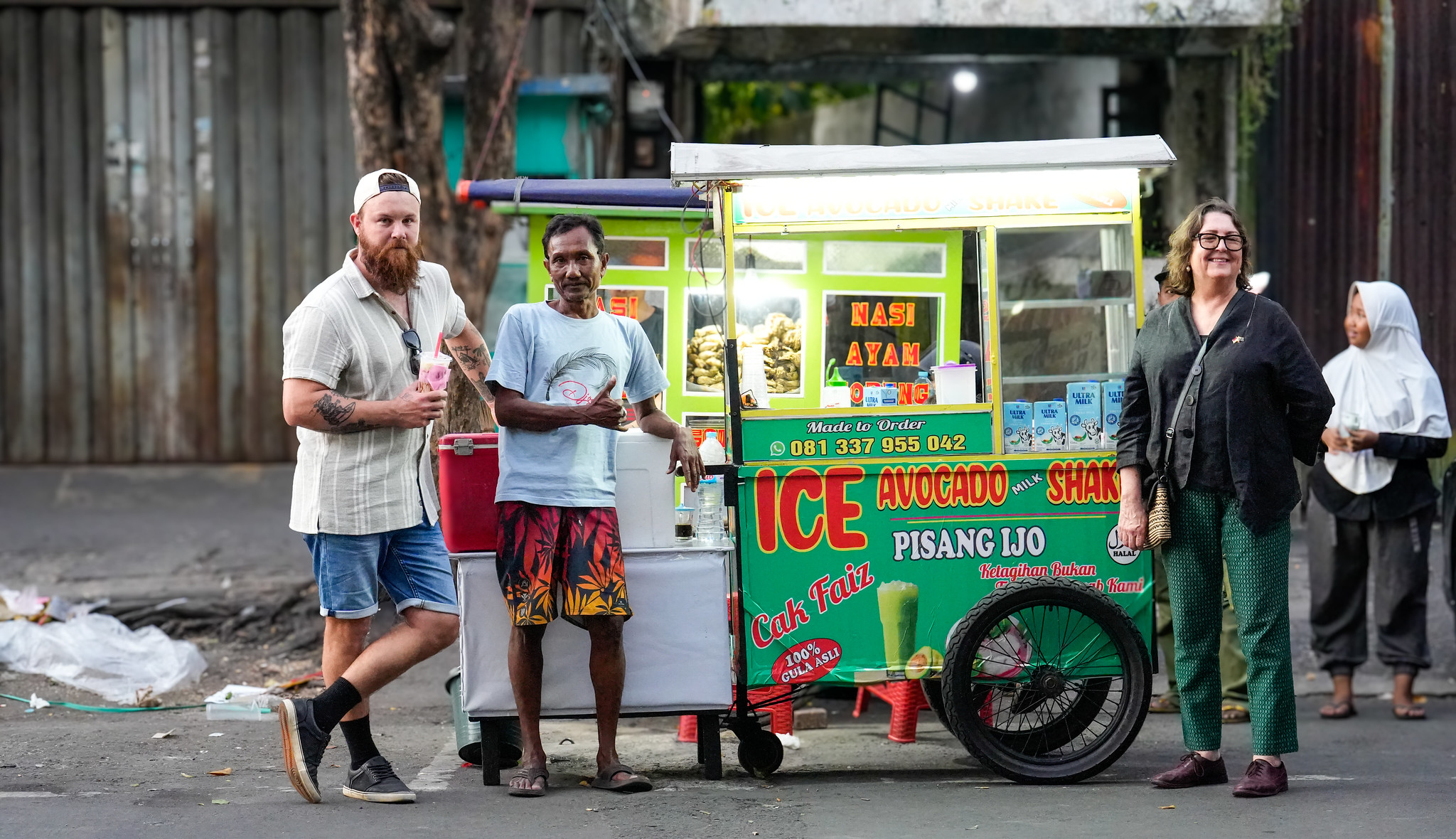 Brent Daper saat mencoba jajanan Indonesia