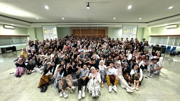 Dokumentasi acara induction AFL Summer Peak 2024 AIESEC in Surabaya; tim AFL dan semua peserta.