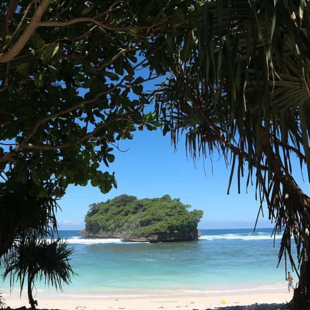 pantai teluk asmara di malang