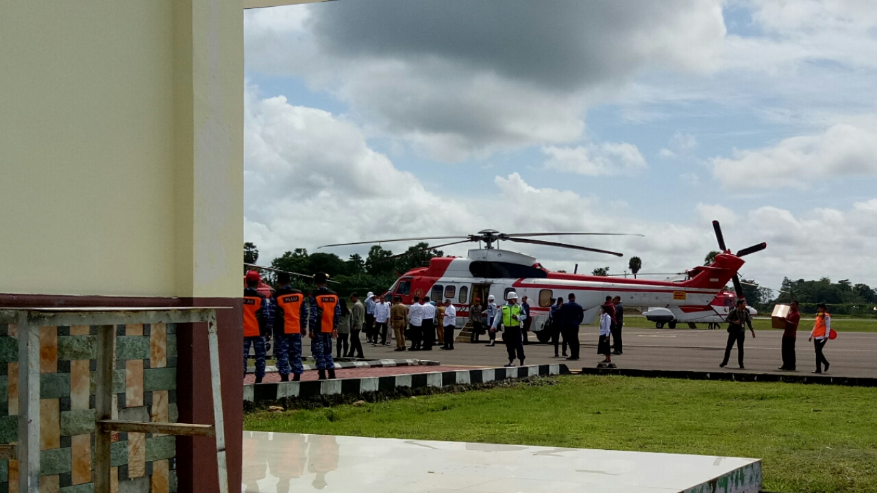 Suasana Bandara Arung Palakka Bone ketika Helikopter Kepresidenan Mendarat