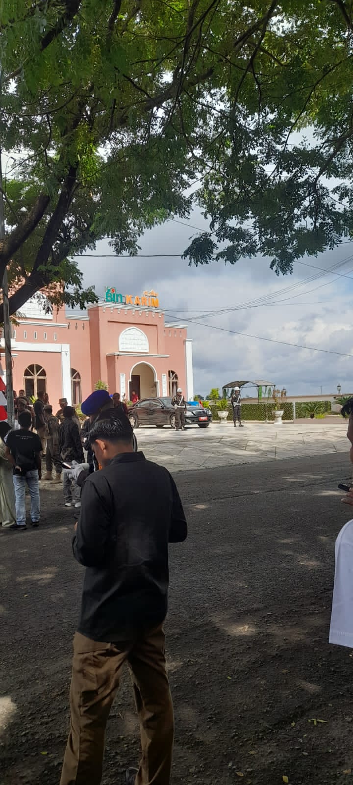 Mobil Dinas Kepresidenan Terpakir di Resto Bin Karim Bone Sulawesi Selatan