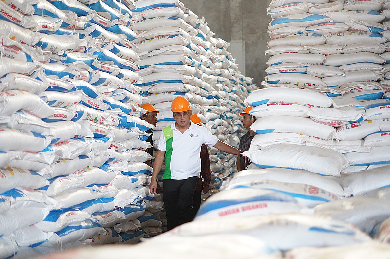 Direktur utama PT. Pupuk Indonesia saat meninjau hasil produksi (PT. Pupuk Indonesia)