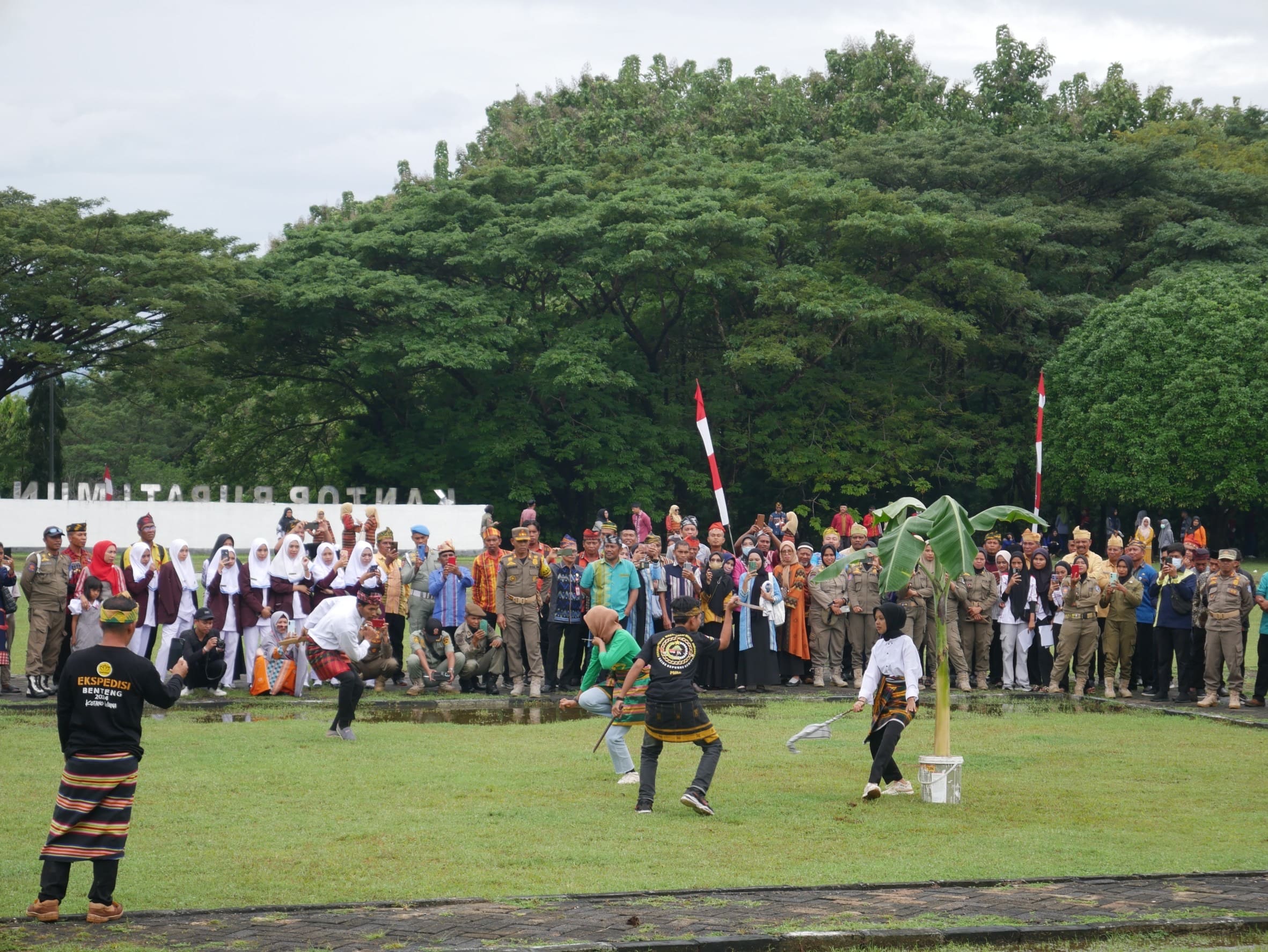 Atraksi Ewa Wuna turut menghibur hadirin di acara peringatan HUT Kabupaten Muna ke-65 (Sumber: Dokumentasi Pribadi)
