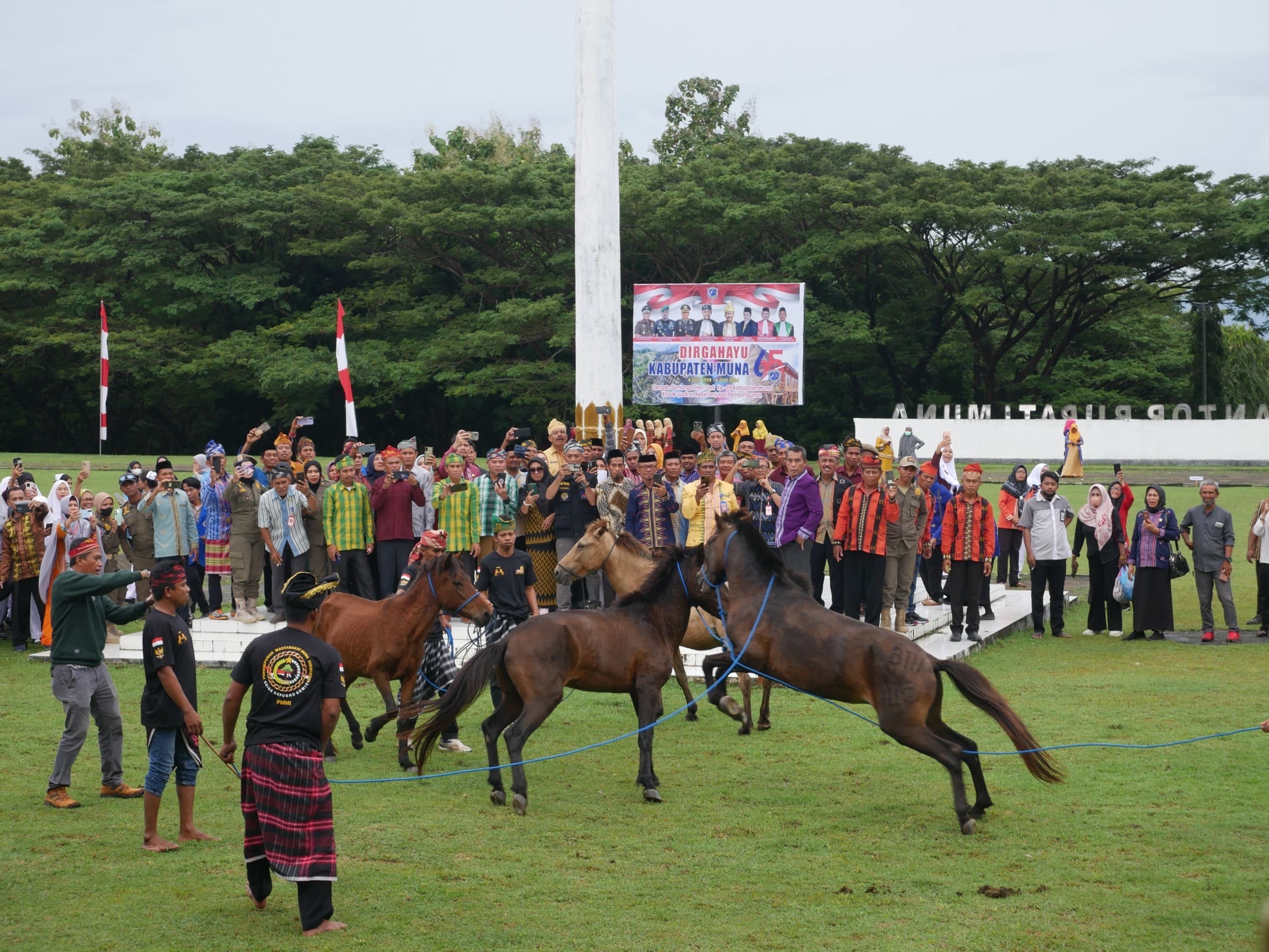 Pertunjukan atraksi Kapogiraha Adhara memeriahkan suasana pada acara HUT Kabupaten Muna ke-65 (Sumber: Dokumentasi Pribadi)