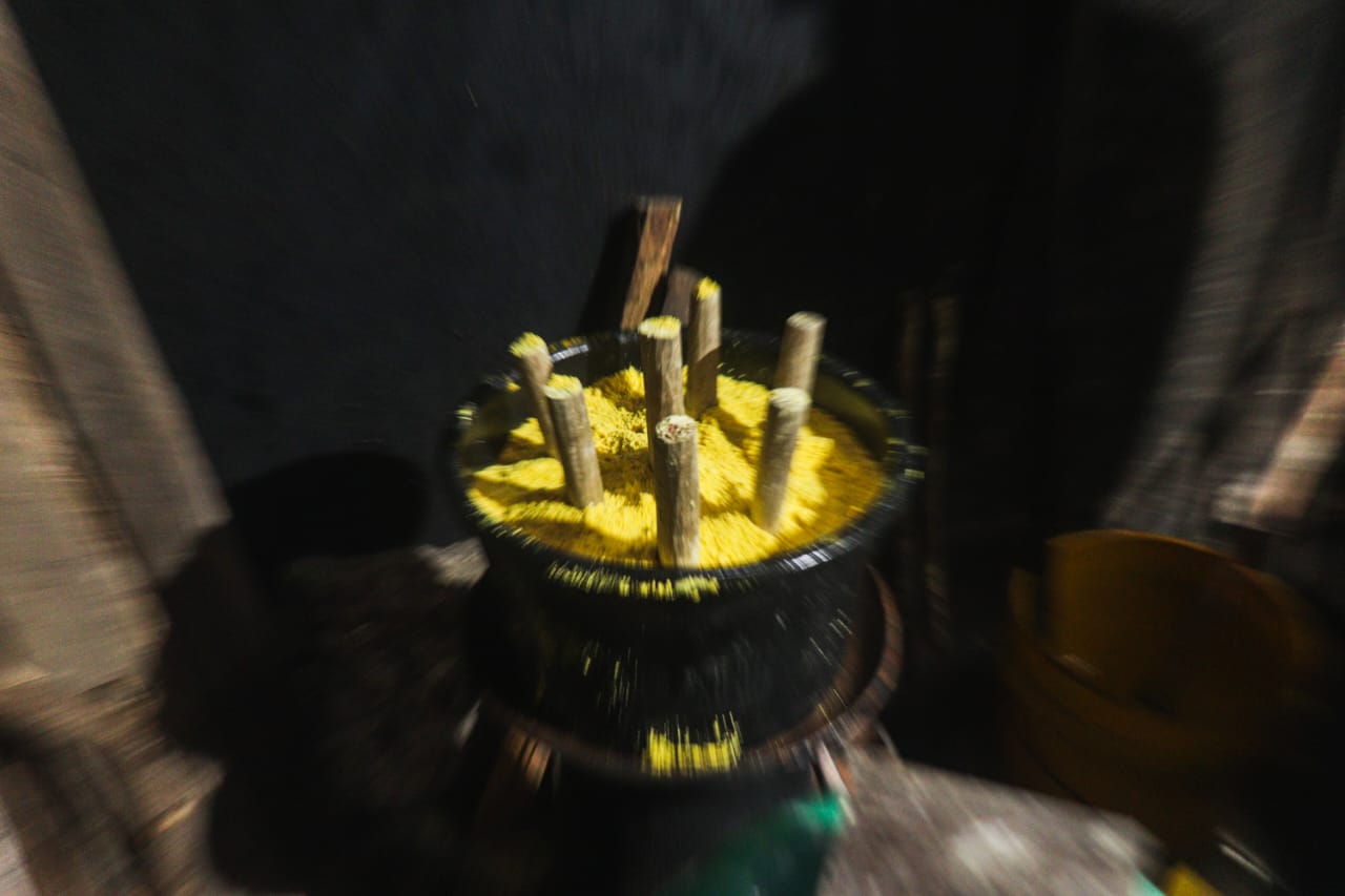 Foto ini mendeskripsikan sebuah teknik pengukusan tradisional untuk mengukus adonan Keripik Metal dengan menggunakan alat tradisional