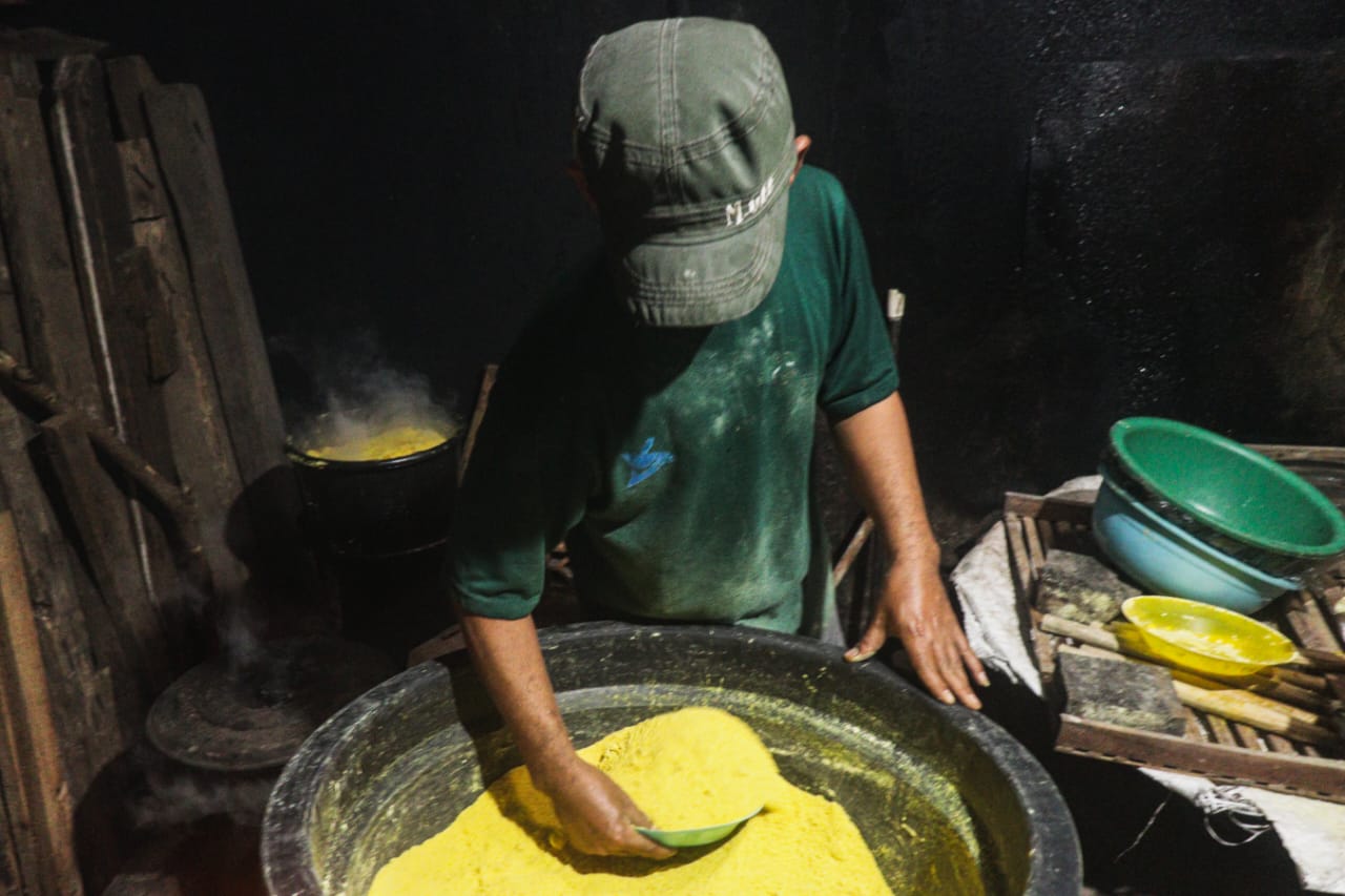 Foto ini menunjukkan singkong sebagai bahan dasar Keripik megtal yang sudah dihaluskan sehingga berbentuk seperti bubuk