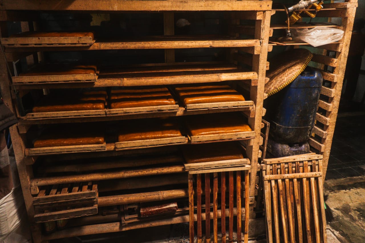 Foto ini mendeskripsikan tentang teknik pengeringan Keripik Metal dengan cara mengeringkannya hingga kadar airnya berkurang