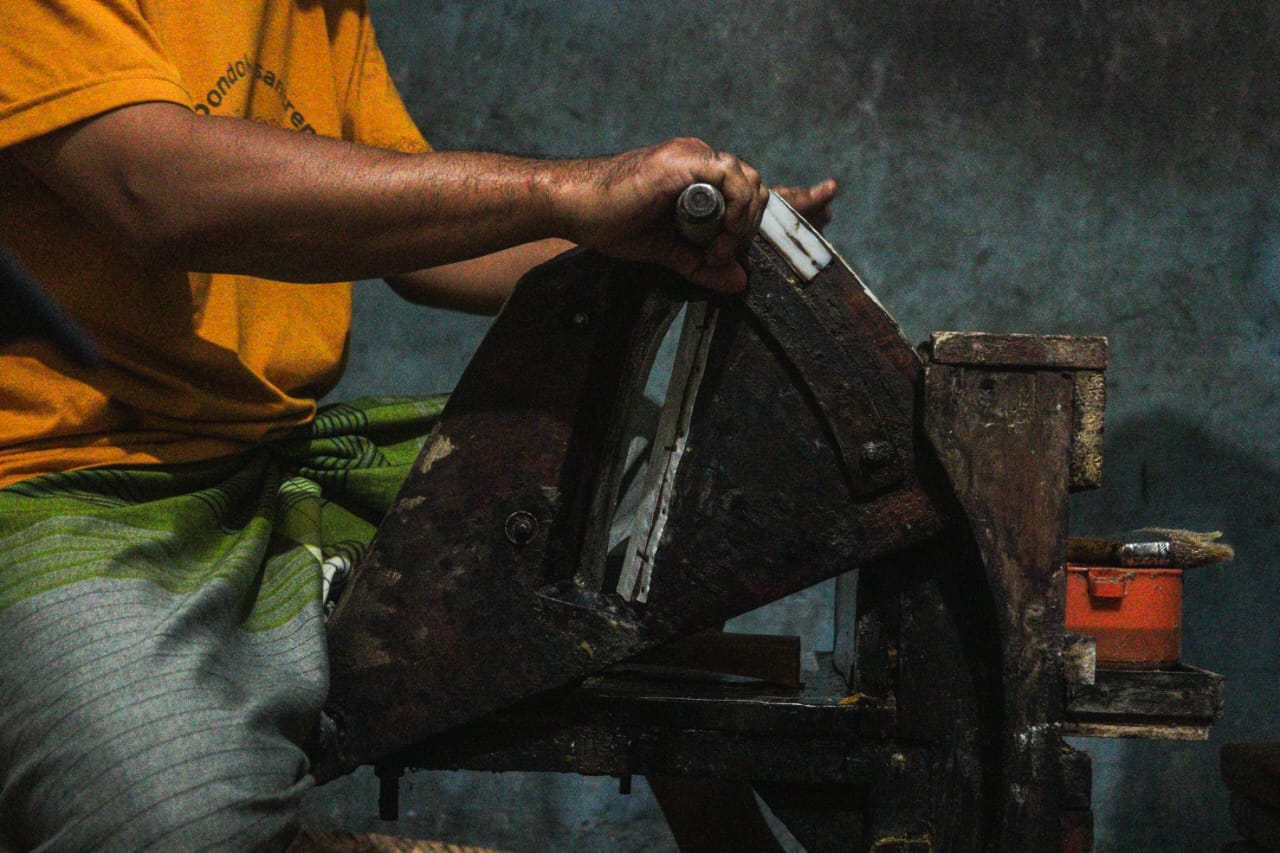 Foto ini mendeskripsikan tentang alat tradisional yang digunakan untuk memotong adonan Keripik Metal menjadi bentuk yang diinginkan