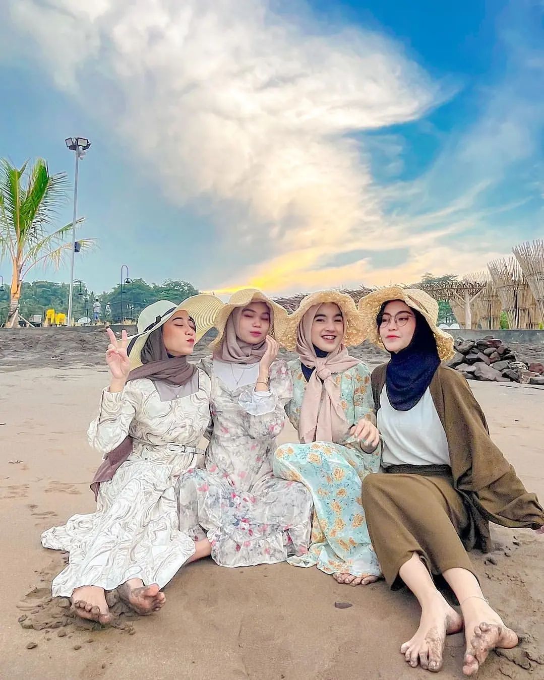 Maxi Dress Dengan Motif Floral - ootd ke pantai untuk hijabers