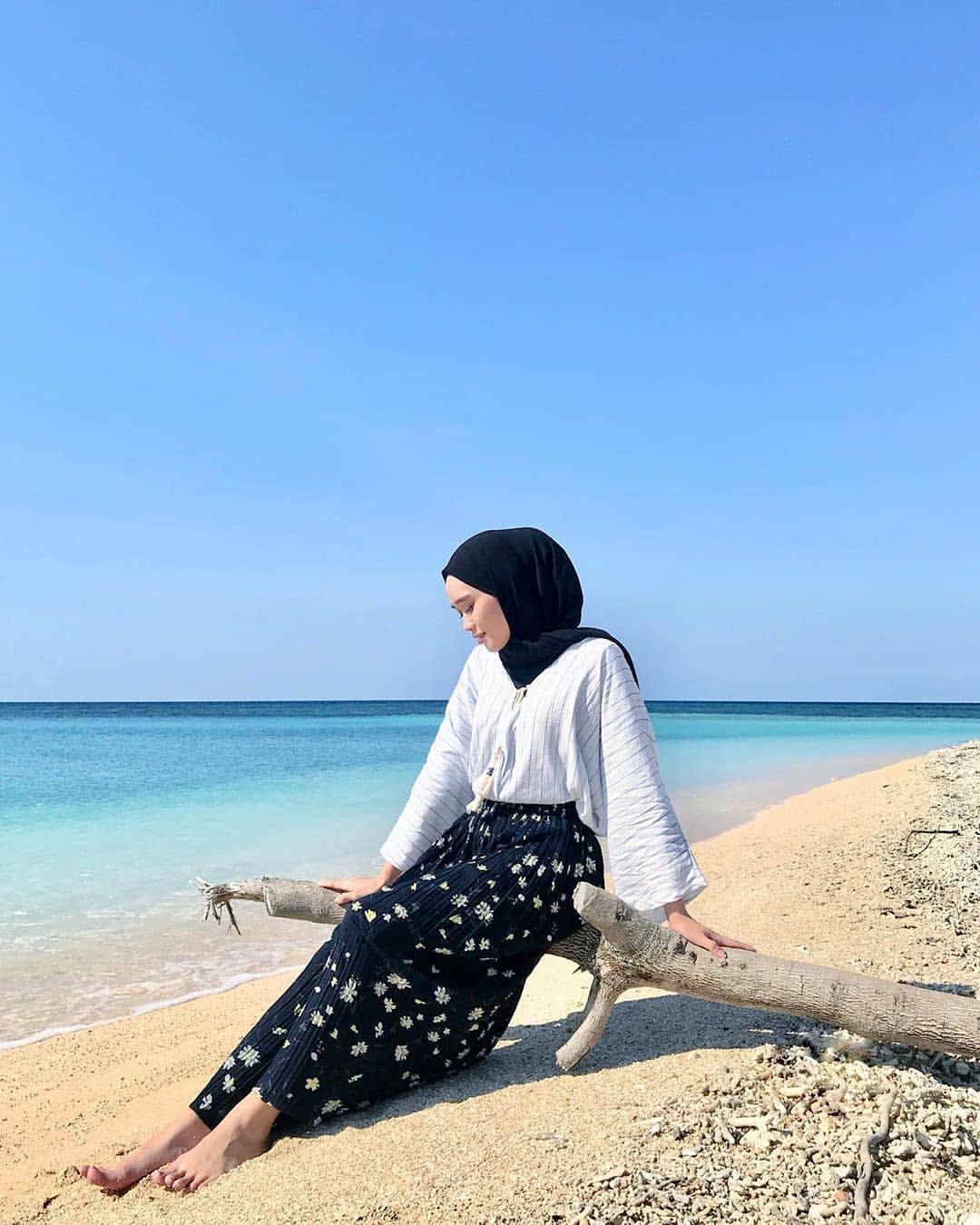 Oversized Shirt Dengan Rok Panjang - ootd ke pantai untuk hijabers