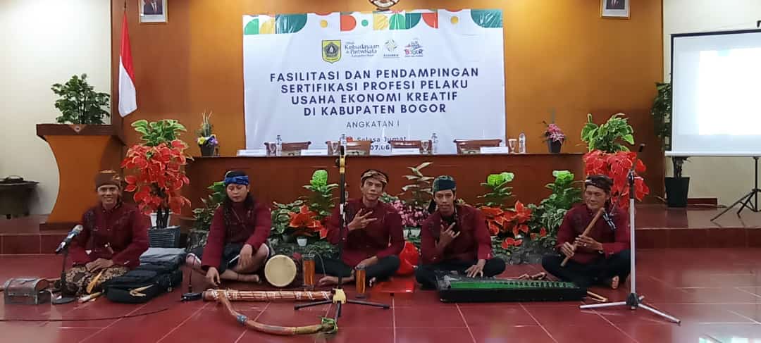Belgi Al-huda (Tengah) bersama kelompok musik Pharaswara Etnika saat mengisi musik pembukaan di acara sertifikasi | Dok. Pribadi Belgi Alhuda