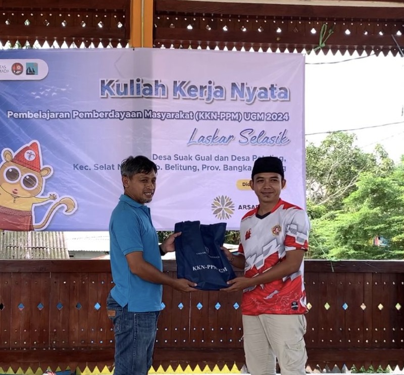 Pemberian hadiah simbolisme dari DPL kepada perwakilan desa Suak Gual
