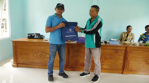 Pemberian hadiah simbolisme oleh DPL kepada Kepala Desa Petaling