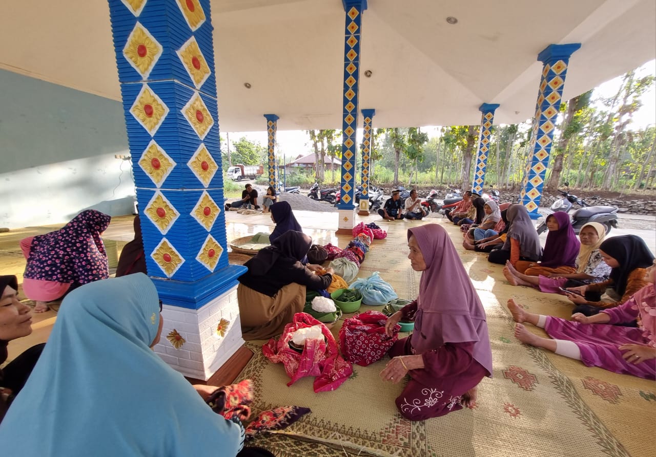 Mahasiswa KKN dan Warga Candi 7 berkolaborasi dalam rasulan. Sumber: Dokumentasi pribadi