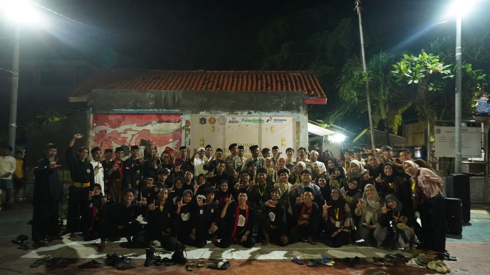 Foto bersama dengan panitia dan mahasiswa KKN PPM UGM