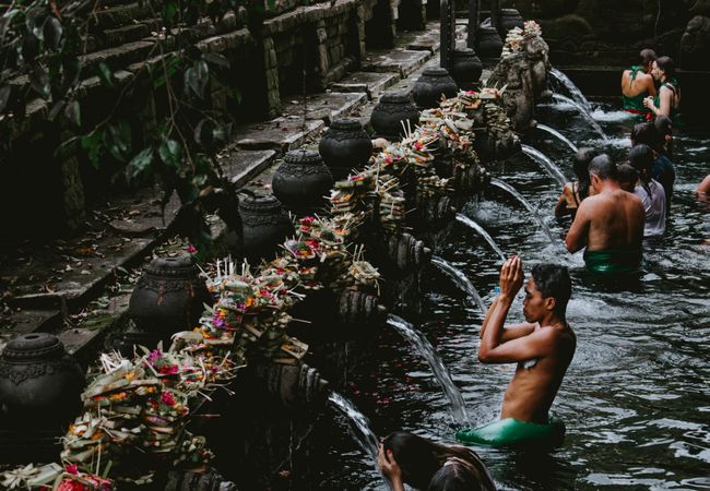 Ritual Melukat | Sumber: visitbali.id
