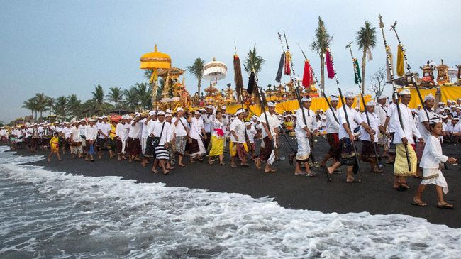 Upacara Adat Melasti | Sumber: CNN Indonesia