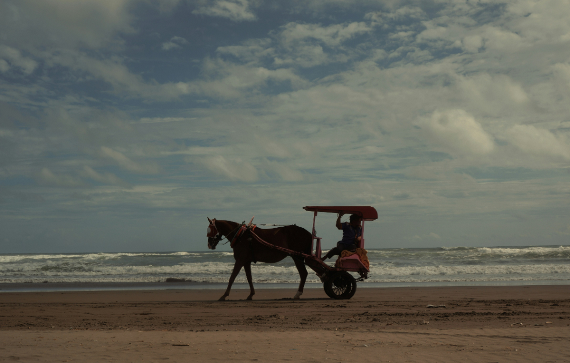 Pantai Selatan Jawa yang diyakini menjadi daerah kekuasaan Nyi Roro Kidul dalam legenda | Unplash/ Lezia Veronika