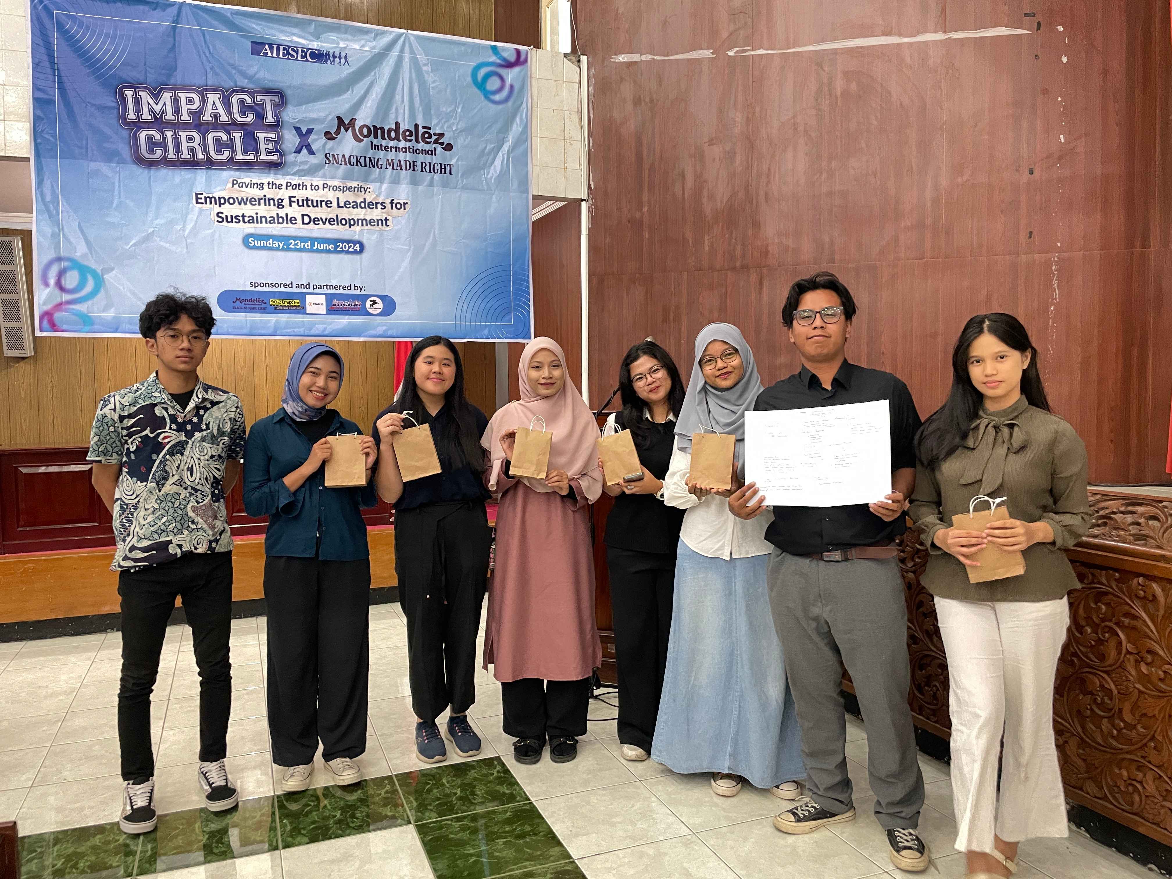 Keterangan Foto: Peserta dengan Pendapat Terbaik pada Sesi FGD