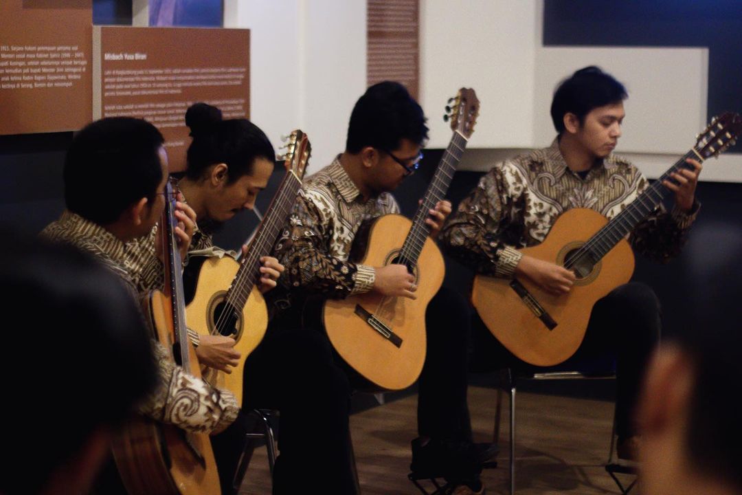 Penampilan 4.13 Guitar Qurtet di Museum Multatuli