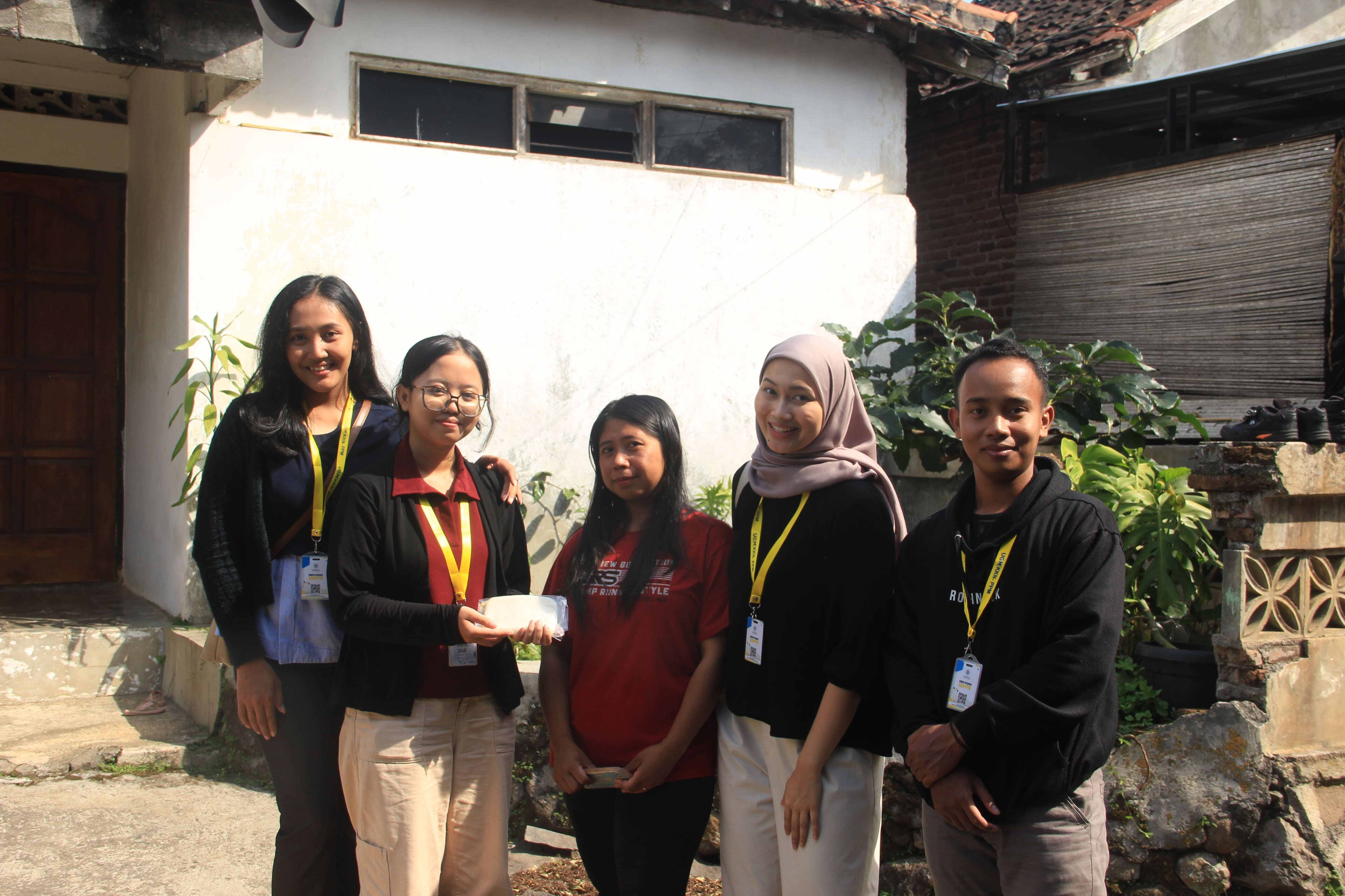Gambar 1. Sejumlah Mahasiswa KKN Melakukan Digitalisasi UMKM