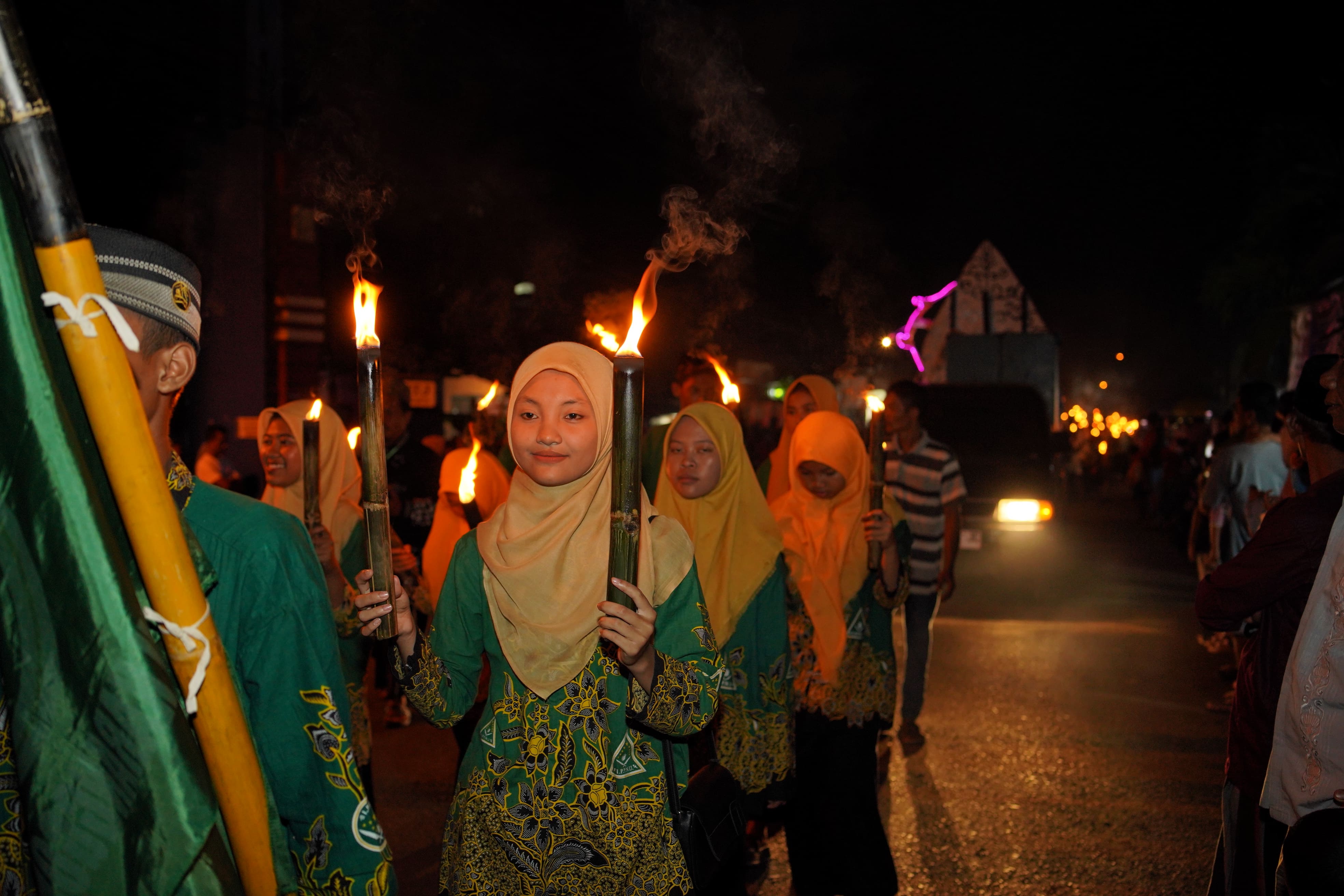 Pawai obor yang dilakukan sambil berjalan oleh para perempuan