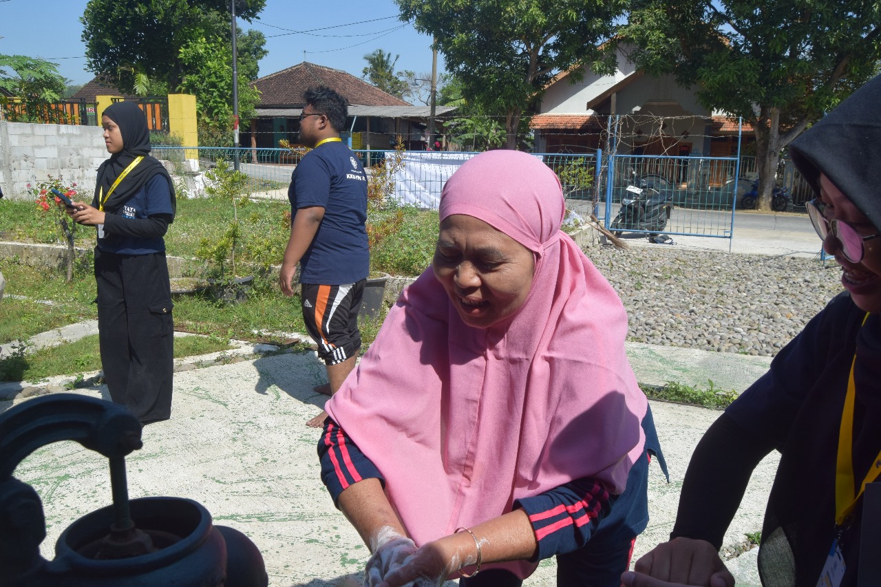 Praktik Cuci Tangan Oleh Warga
