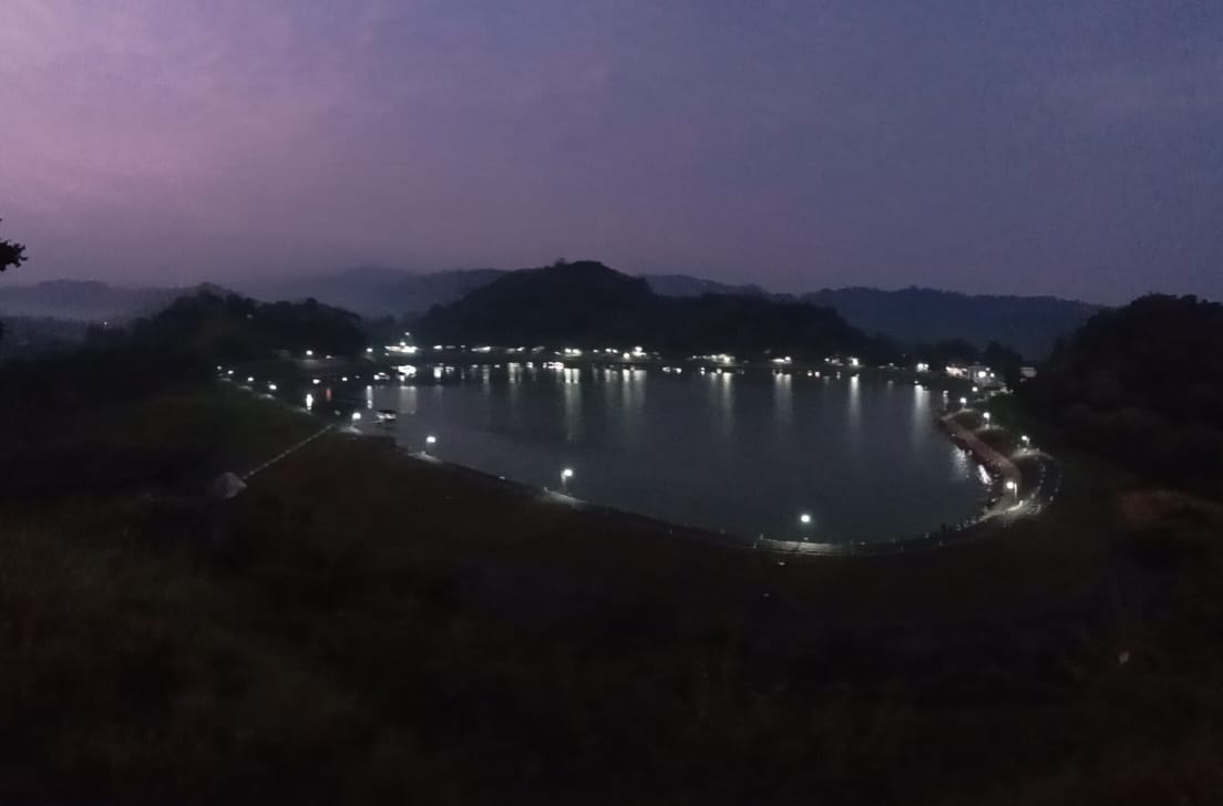 Pemandangan Waduk Gebyar dikala Senja