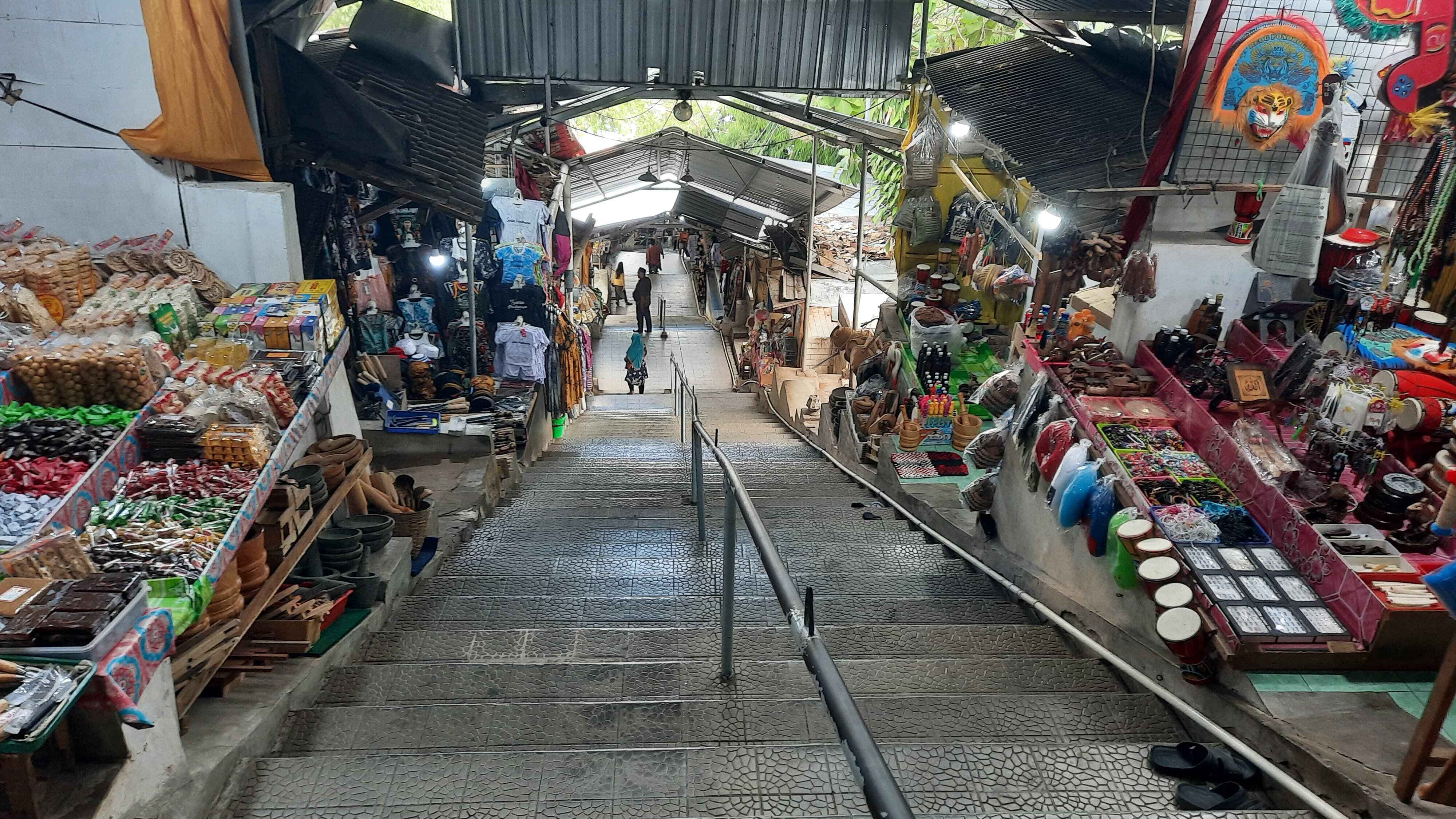 Berbagai macam jenis penjual oleh-oleh © Aida Rachmawati, Tim Humas dan Publikasi KKN PPM UGM Sobat Bayat 2024