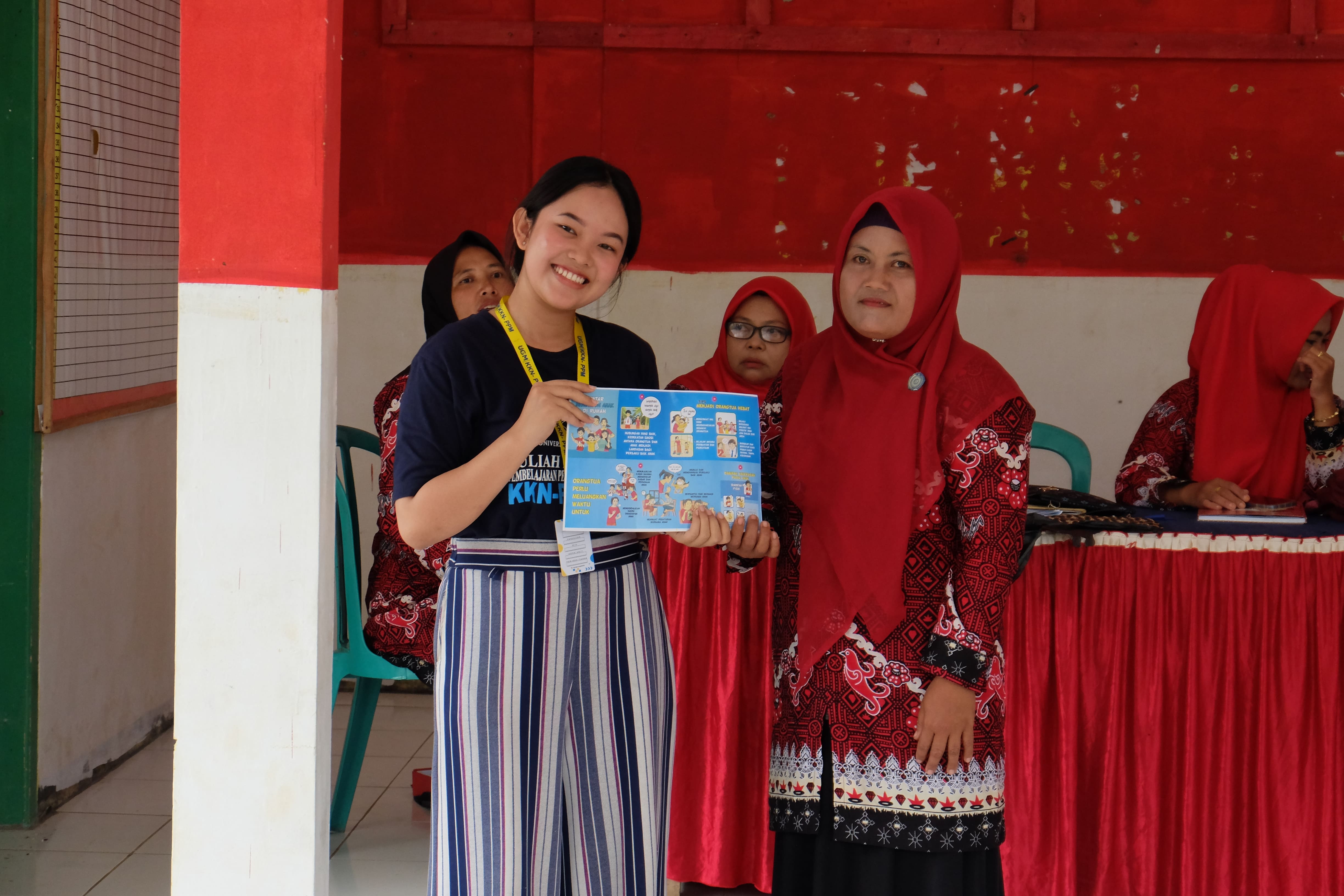 Penyerahan Brosur MOMEN INDAH: Menyediakan Waktu Optimal untuk Nurturing dan Interaksi dengan Anak. Sumber:Dokumentasi Pribadi