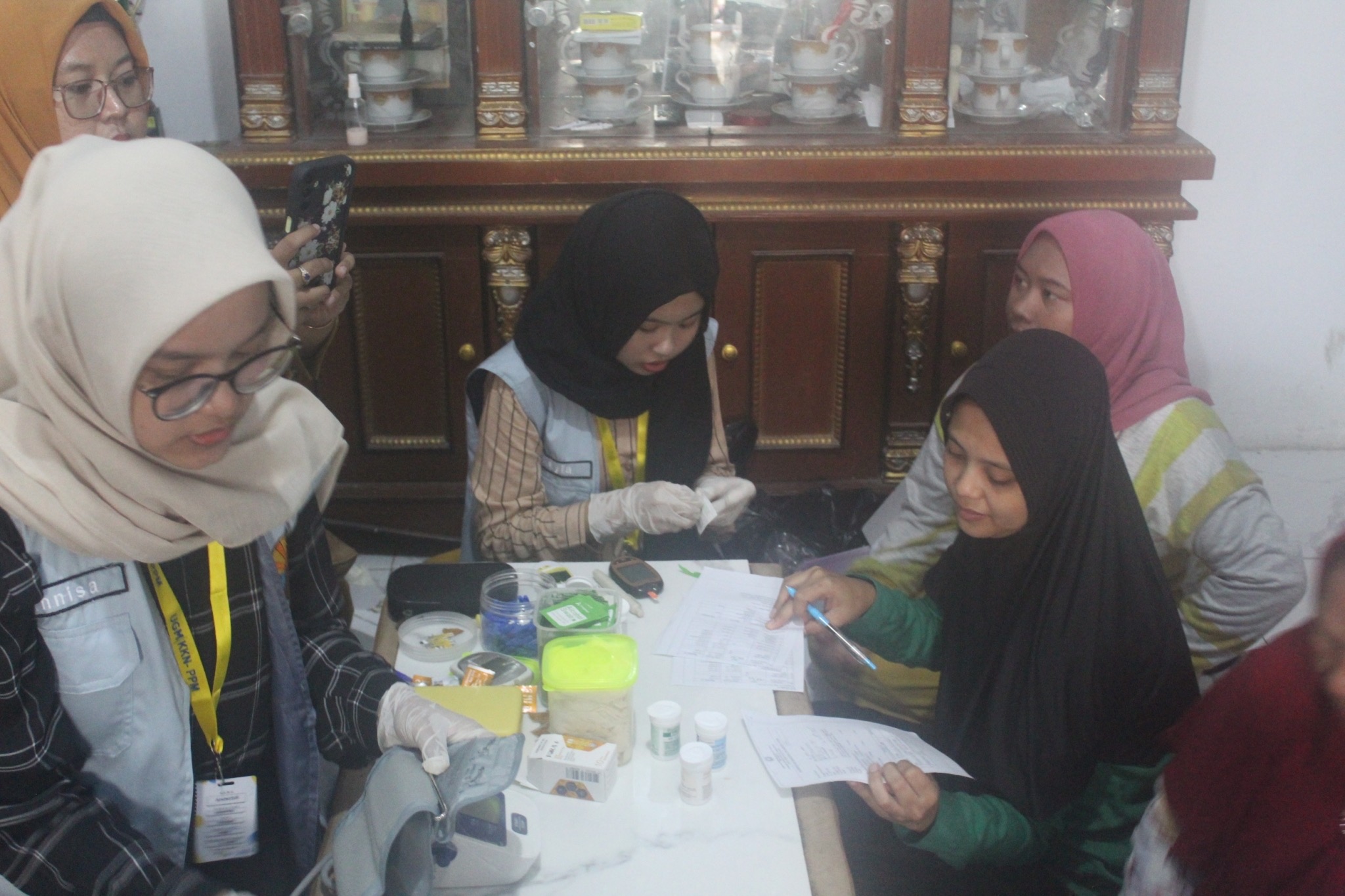 Tim KKN-PPM UGM Merayu Kelapa 2024 berkolaborasi dengan Kader PKK dan Puskesmas Kepulauan Seribu Utara dalam program General Medical Check-Up.